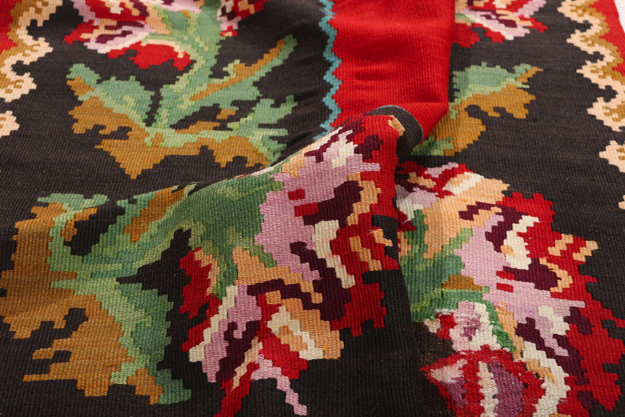 Antiker kaukasischer Rose Karabagh Karabakh Teppich aus Karabakh mit traditionellem Stil im Zustand „Gut“ im Angebot in Dallas, TX