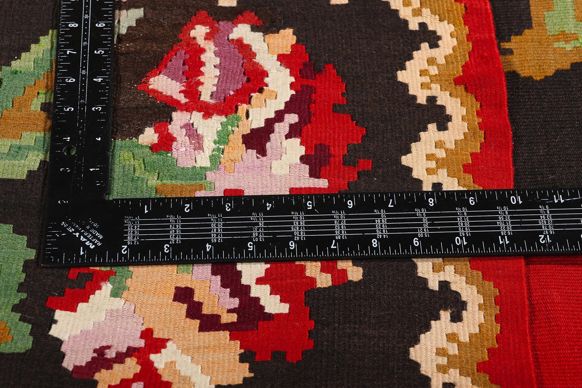 Antiker kaukasischer Rose Karabagh Karabakh Teppich aus Karabakh mit traditionellem Stil (20. Jahrhundert) im Angebot