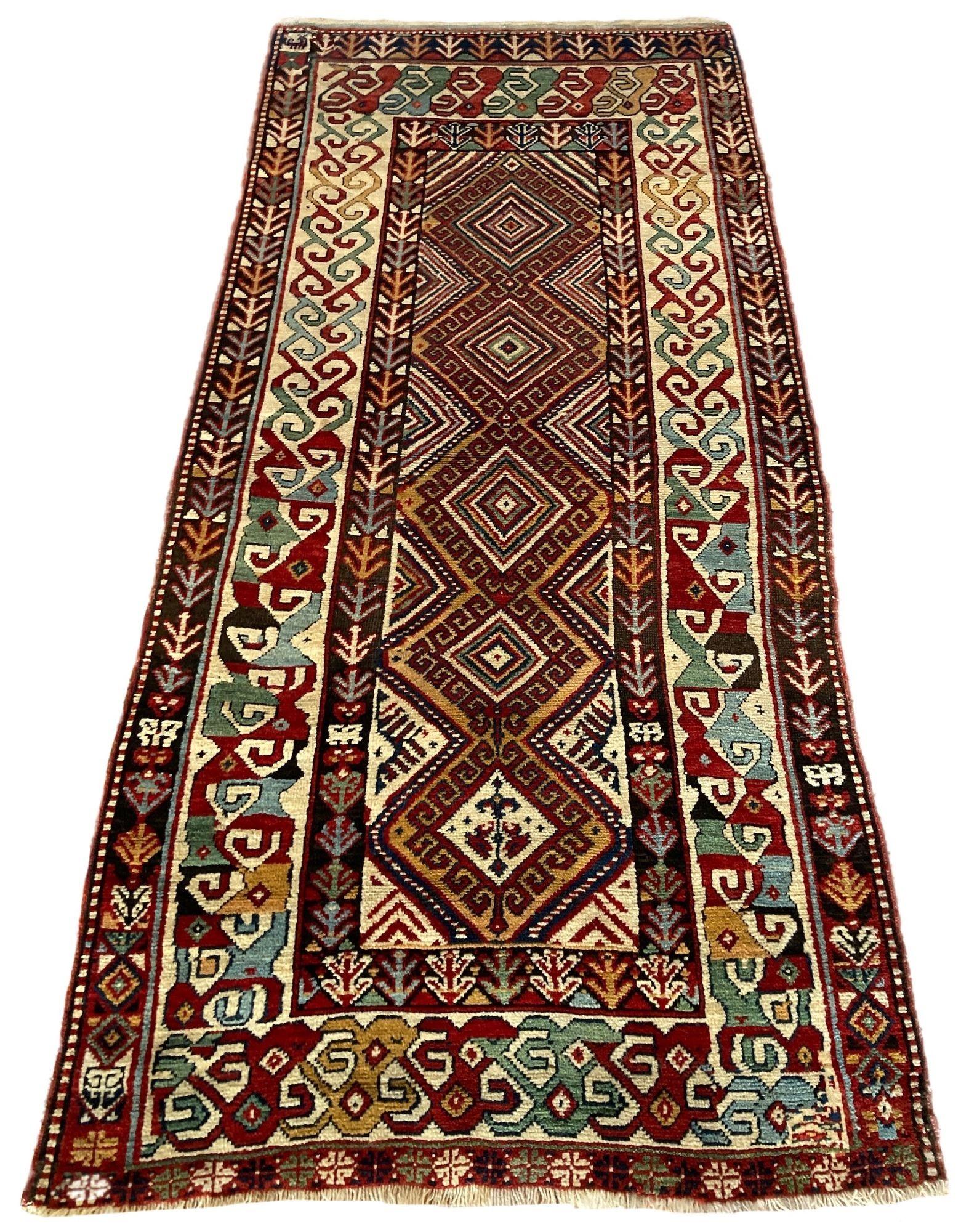 Ein schöner antiker langer kasachischer Teppich, handgewebt im Kaukasusgebirge in Zentralasien um 1910. Das Design zeigt 5 geometrische Medaillons auf einem goldenen Feld und einige fabelhafte Sekundärfarben. Beachten Sie, wie sich das