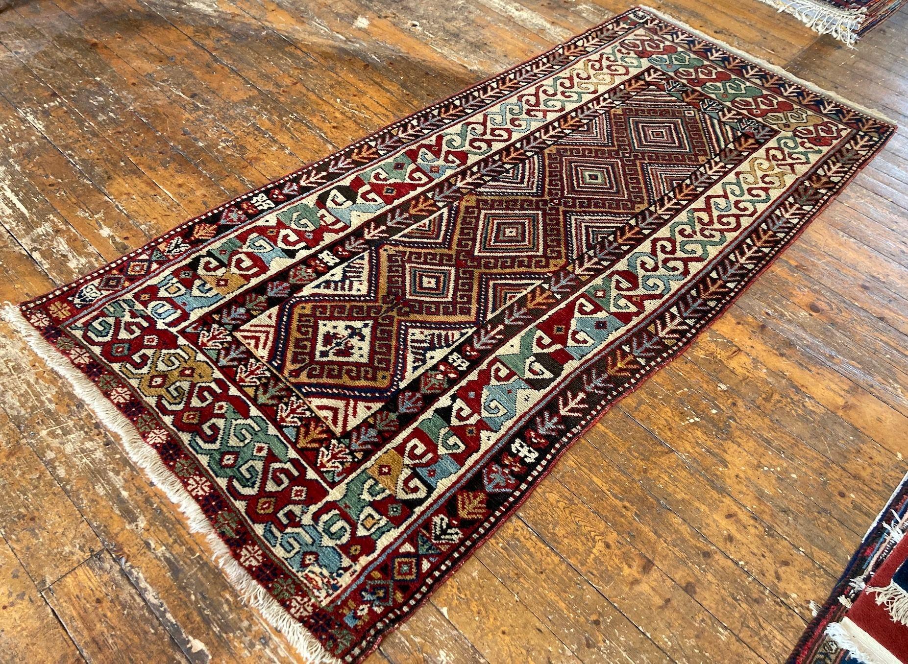 Antiker kaukasischer Teppich (Frühes 20. Jahrhundert) im Angebot
