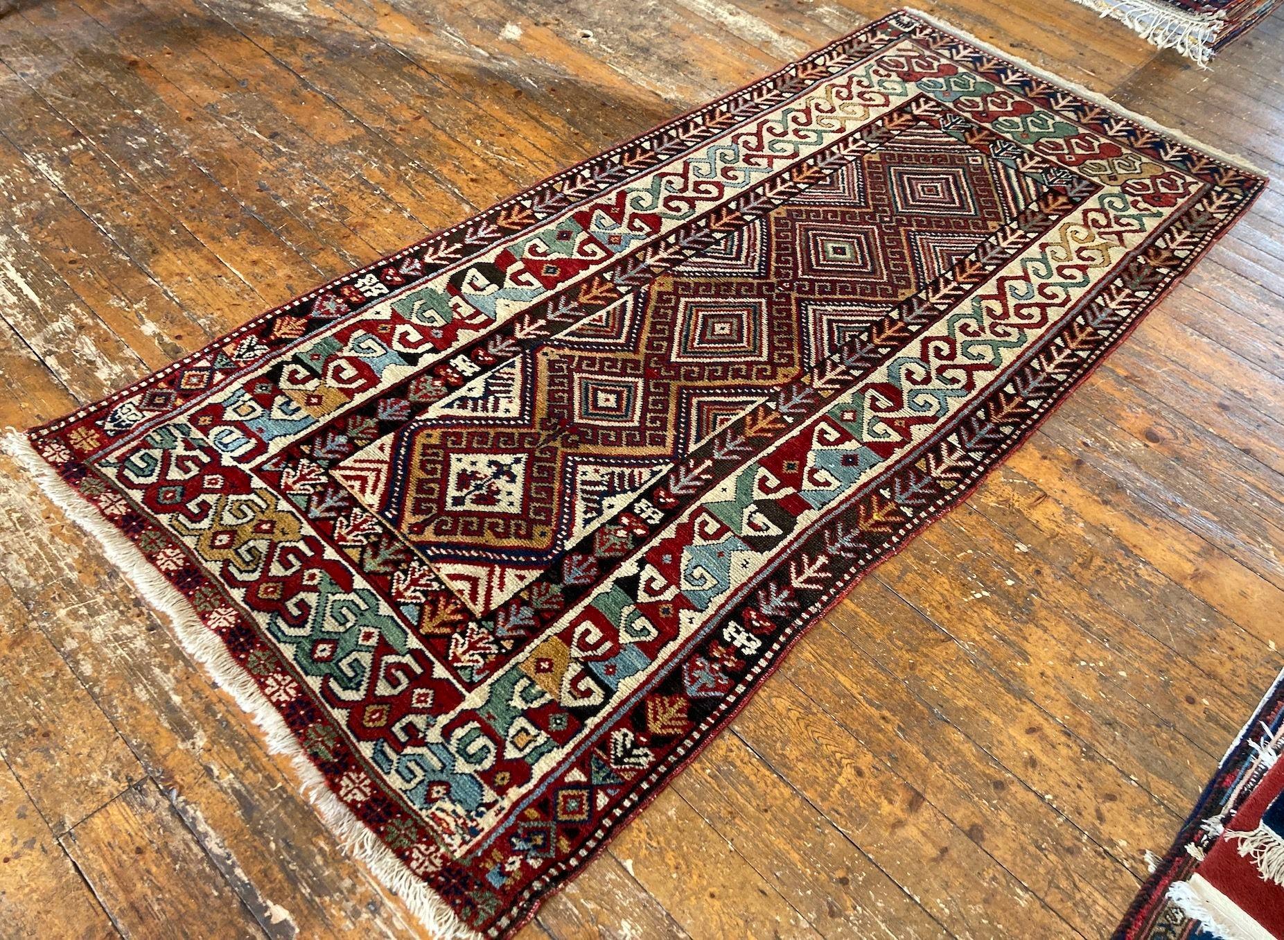 Début du 20ème siècle Tapis caucasien ancien de 2,58 m x 1,25 m en vente