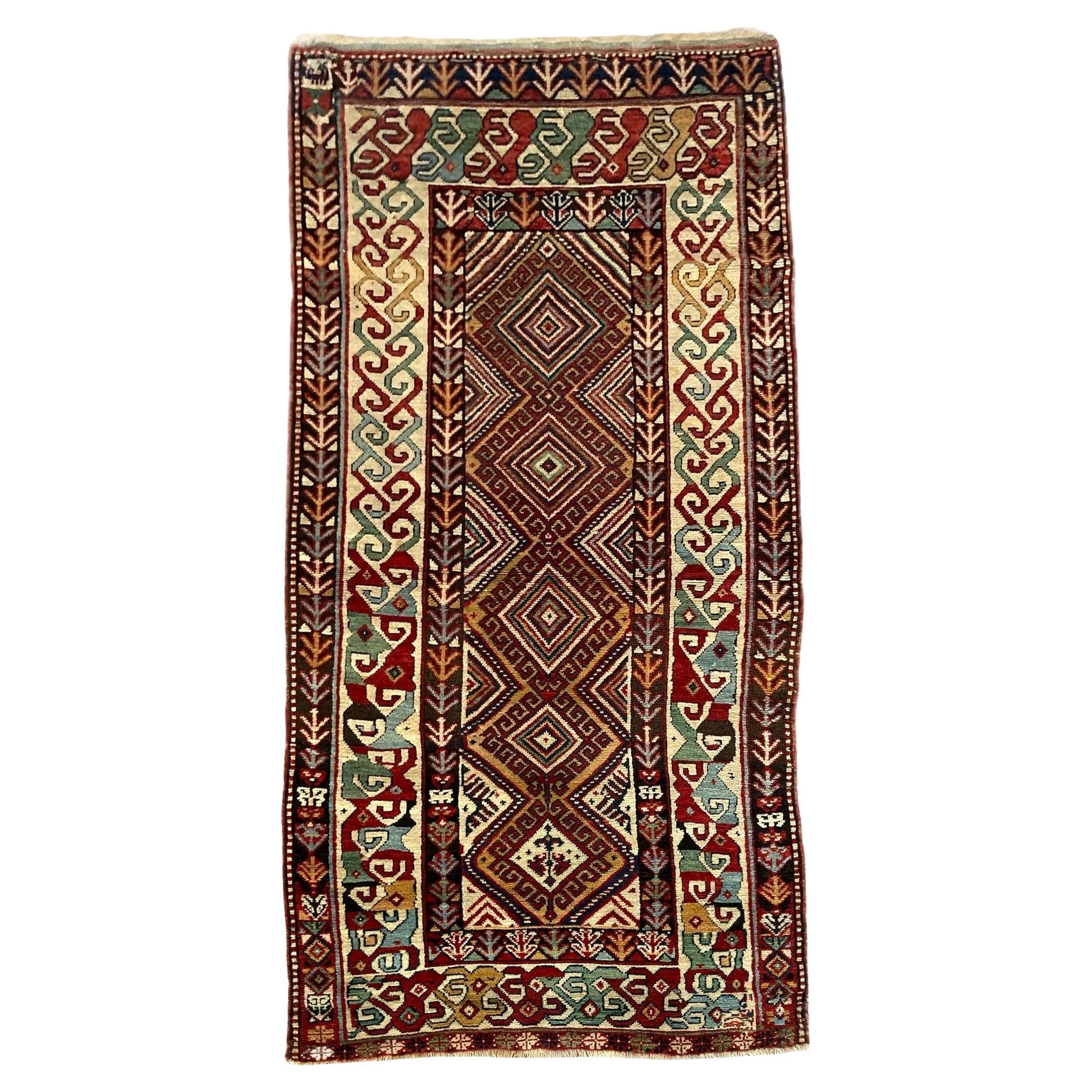 Tapis caucasien ancien de 2,58 m x 1,25 m en vente