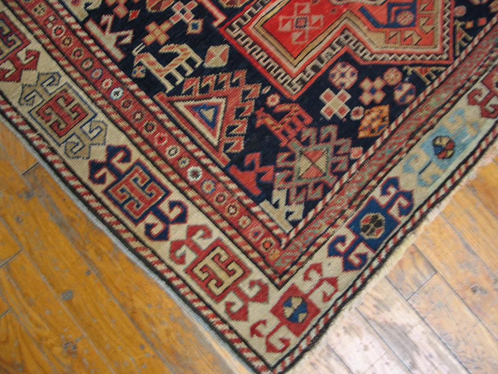 Tapis du Caucase ancien de 3' 6'' x 5' 10'' Bon état - En vente à New York, NY