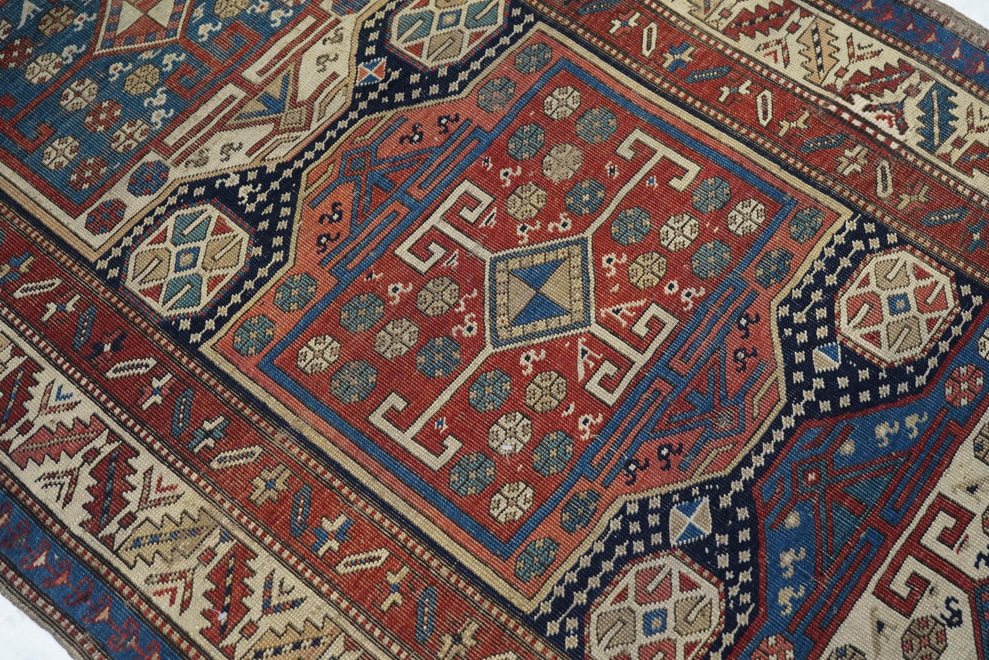 Antiker kaukasischer Teppich (Wolle) im Angebot