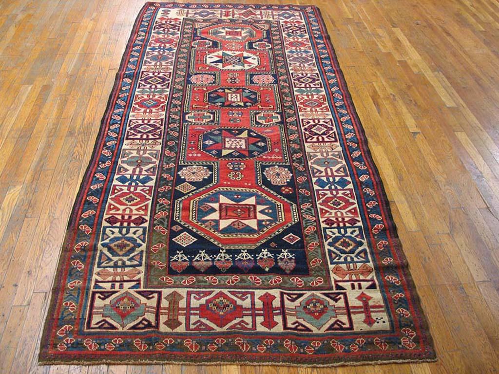 Antiker kaukasischer Teppich, Größe: 4'4