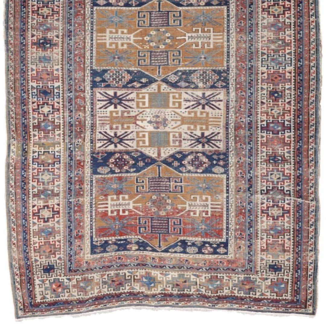 Ein meisterhaft handgeknüpfter kaukasischer Schirwan-Teppich aus dem 19. Jahrhundert mit verschlungenen geometrischen Medaillons und leuchtenden Naturfarben - ein außergewöhnliches Sammlerstück von seltener Raffinesse und zeitloser Eleganz. 

Die