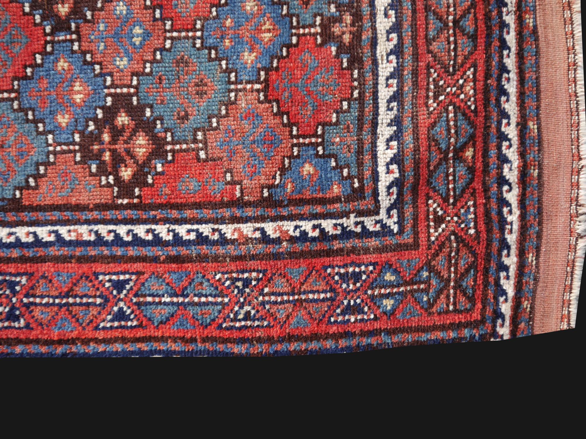Antiker kaukasischer Teppich.

Ein schöner antiker Teppich aus Aserbaidschan. 
- • Schöne Farben
- • Alle handgefertigt
- • Flor Schurwolle
- • Traditionelles Design
- • Zustand: Sehr gut, Wollflor auf Wollkett- und -schuß.

Alle unsere Teppiche und