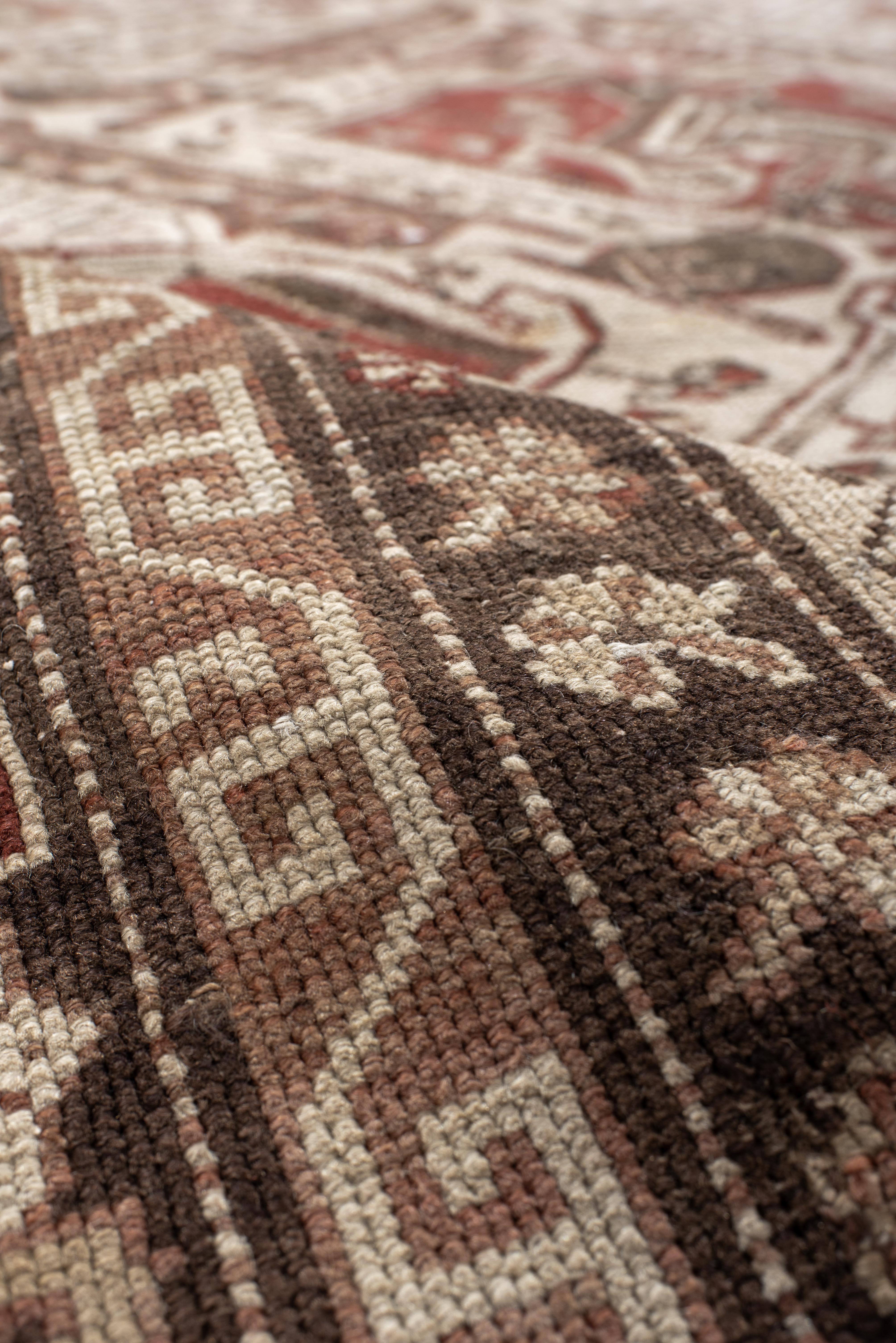 Tapis caucasien ancien champ ivoire avec médaillons à gradins Bon état - En vente à New York, NY