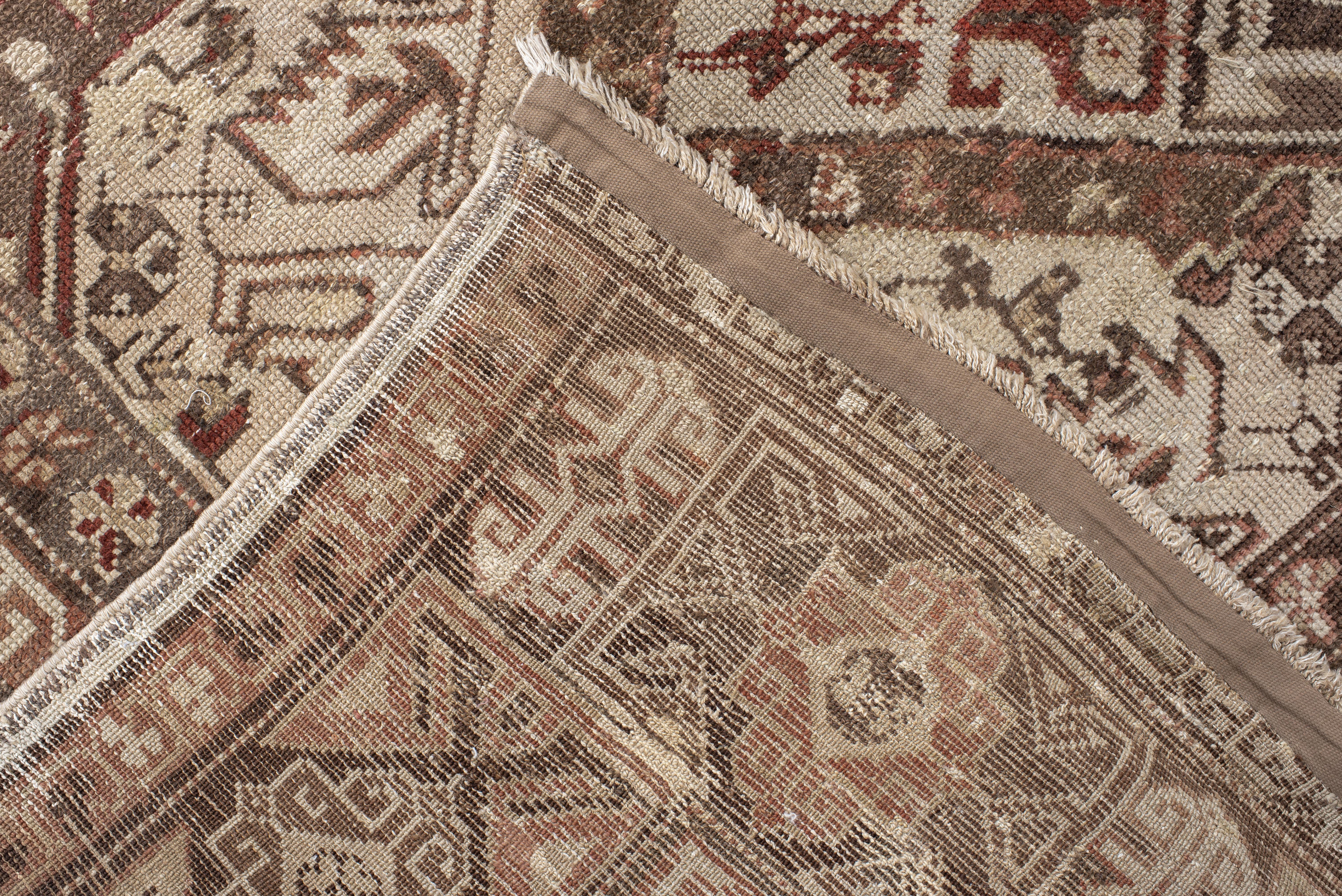 20ième siècle Tapis caucasien ancien champ ivoire avec médaillons à gradins en vente