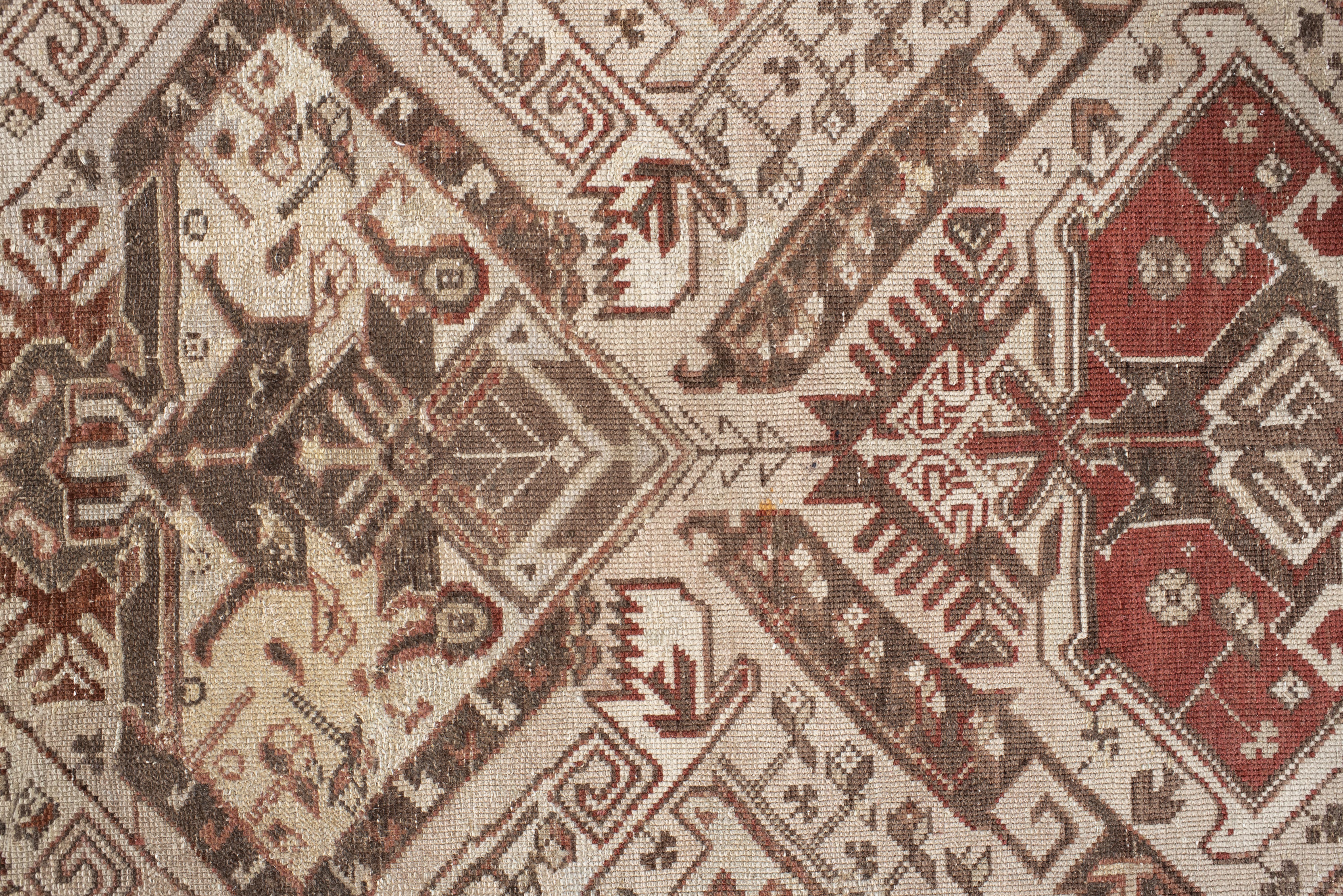 Tapis caucasien ancien champ ivoire avec médaillons à gradins en vente 1