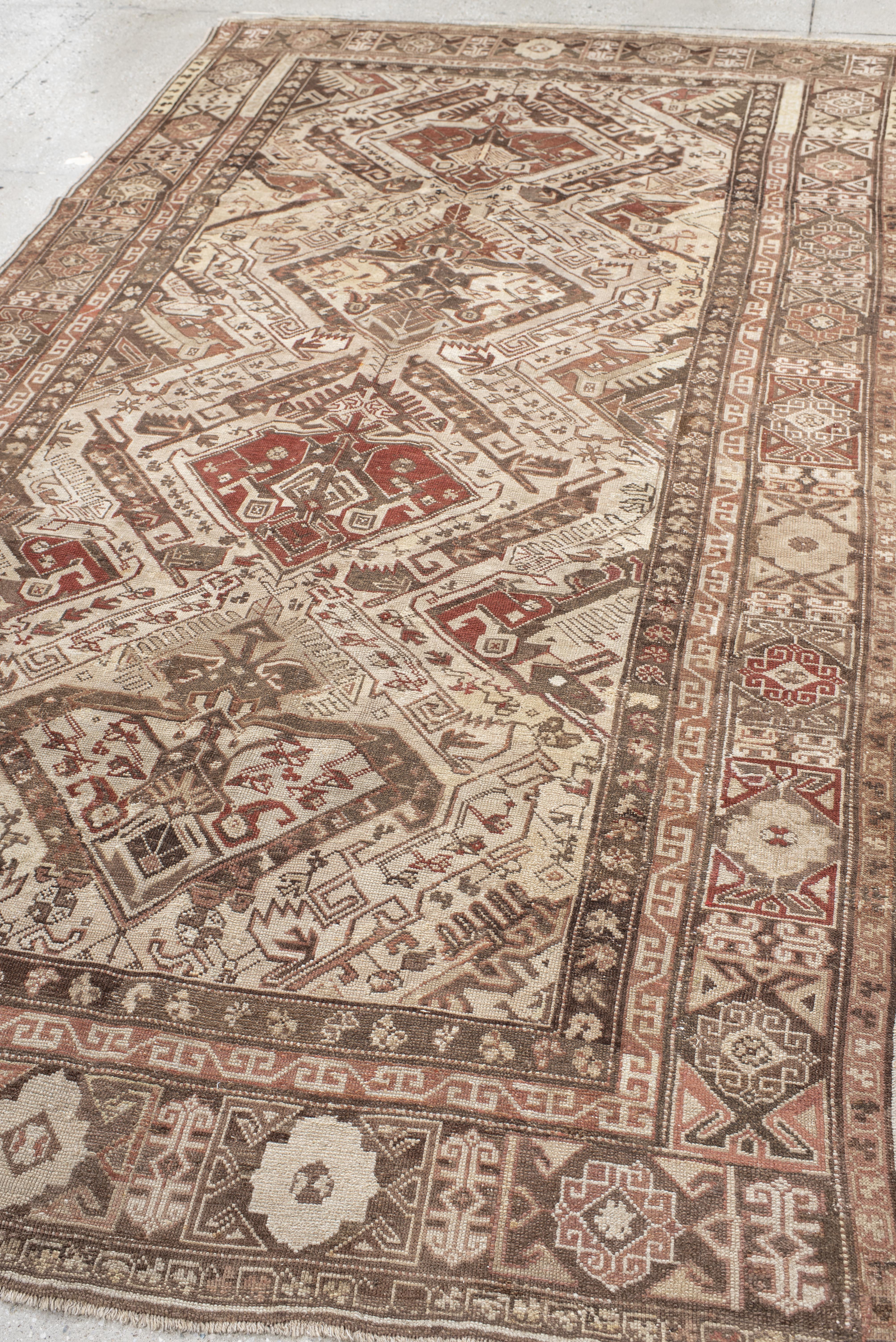 Tapis caucasien ancien champ ivoire avec médaillons à gradins en vente 2