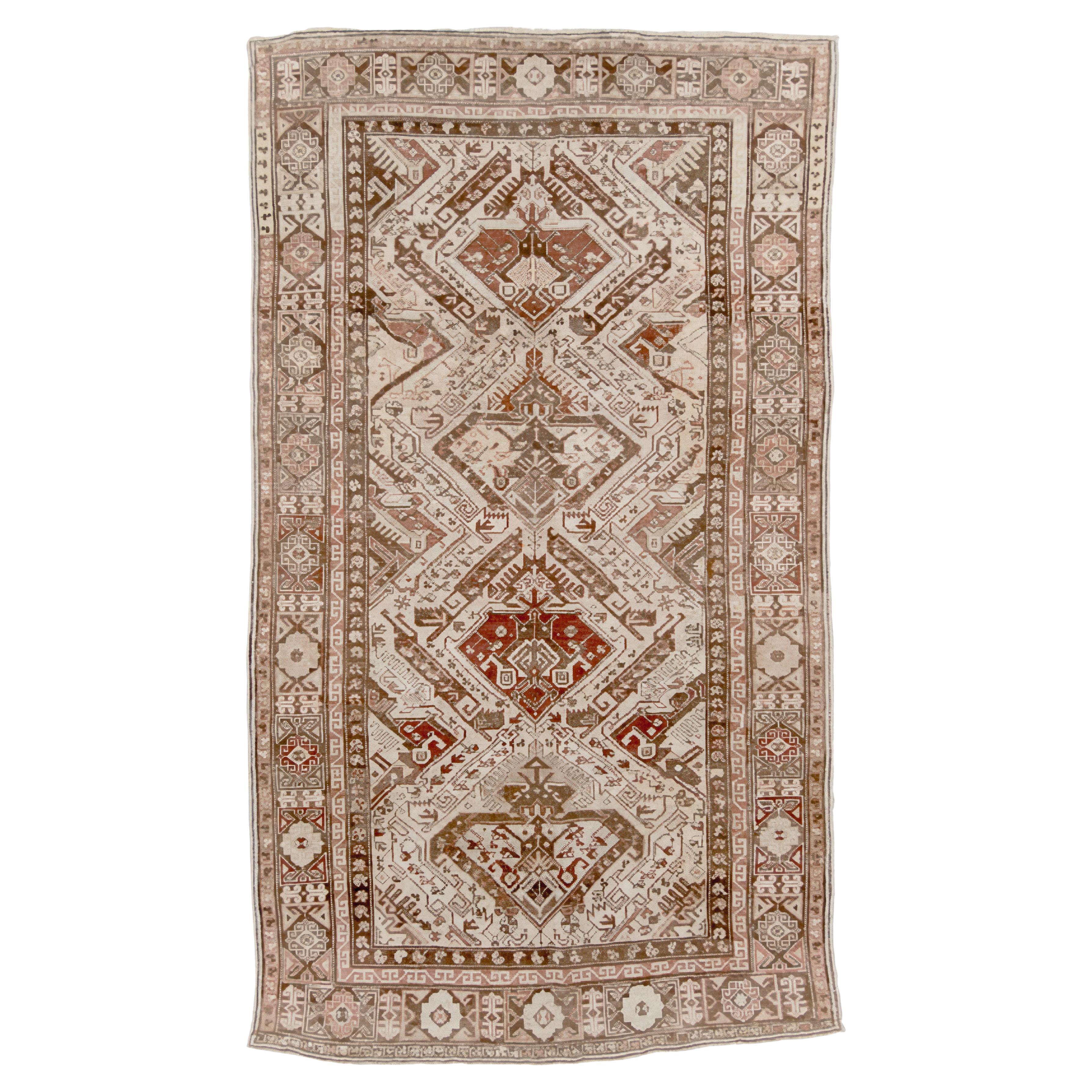 Tapis caucasien ancien champ ivoire avec médaillons à gradins en vente