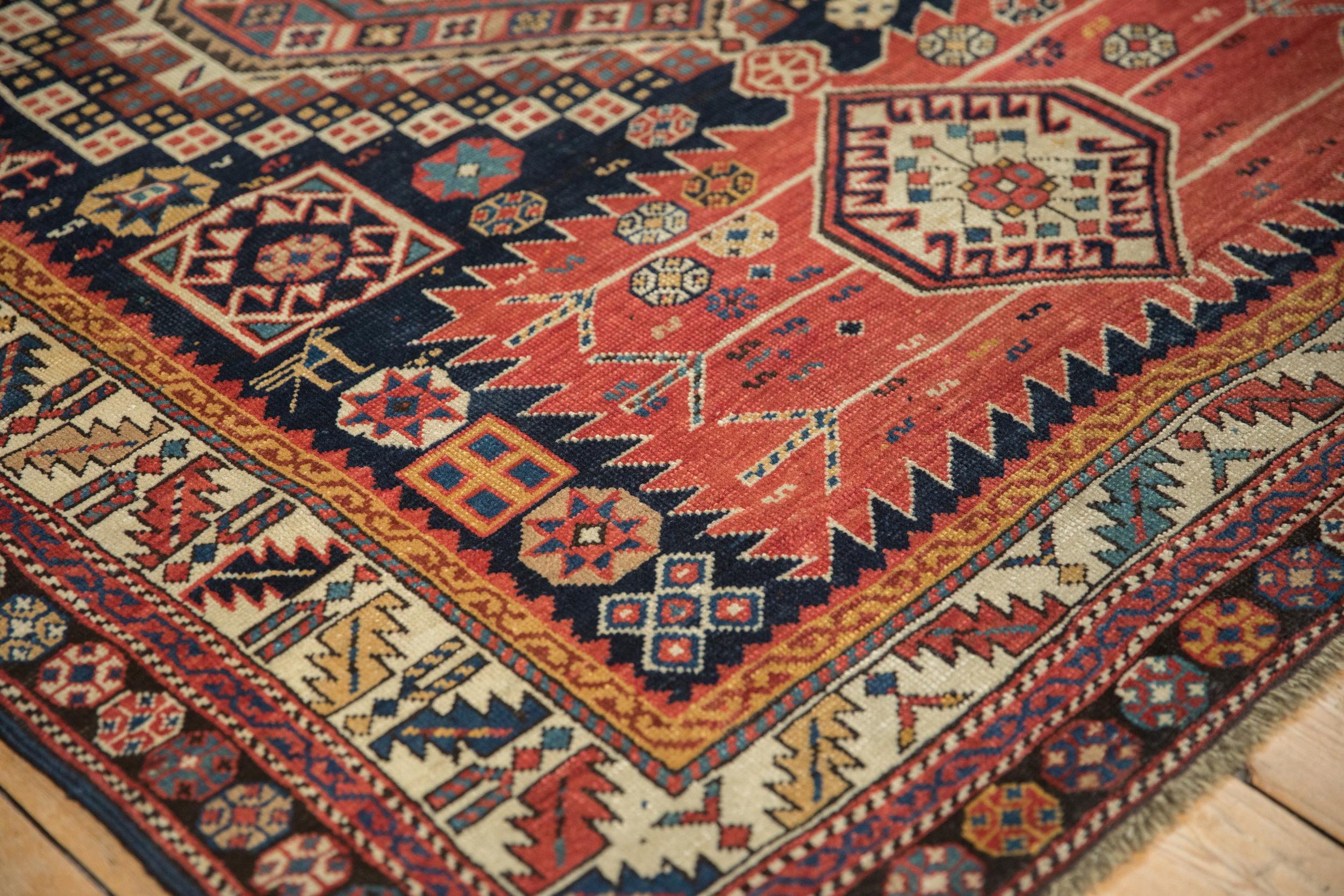 Noué à la main Tapis de course caucasien antique en vente