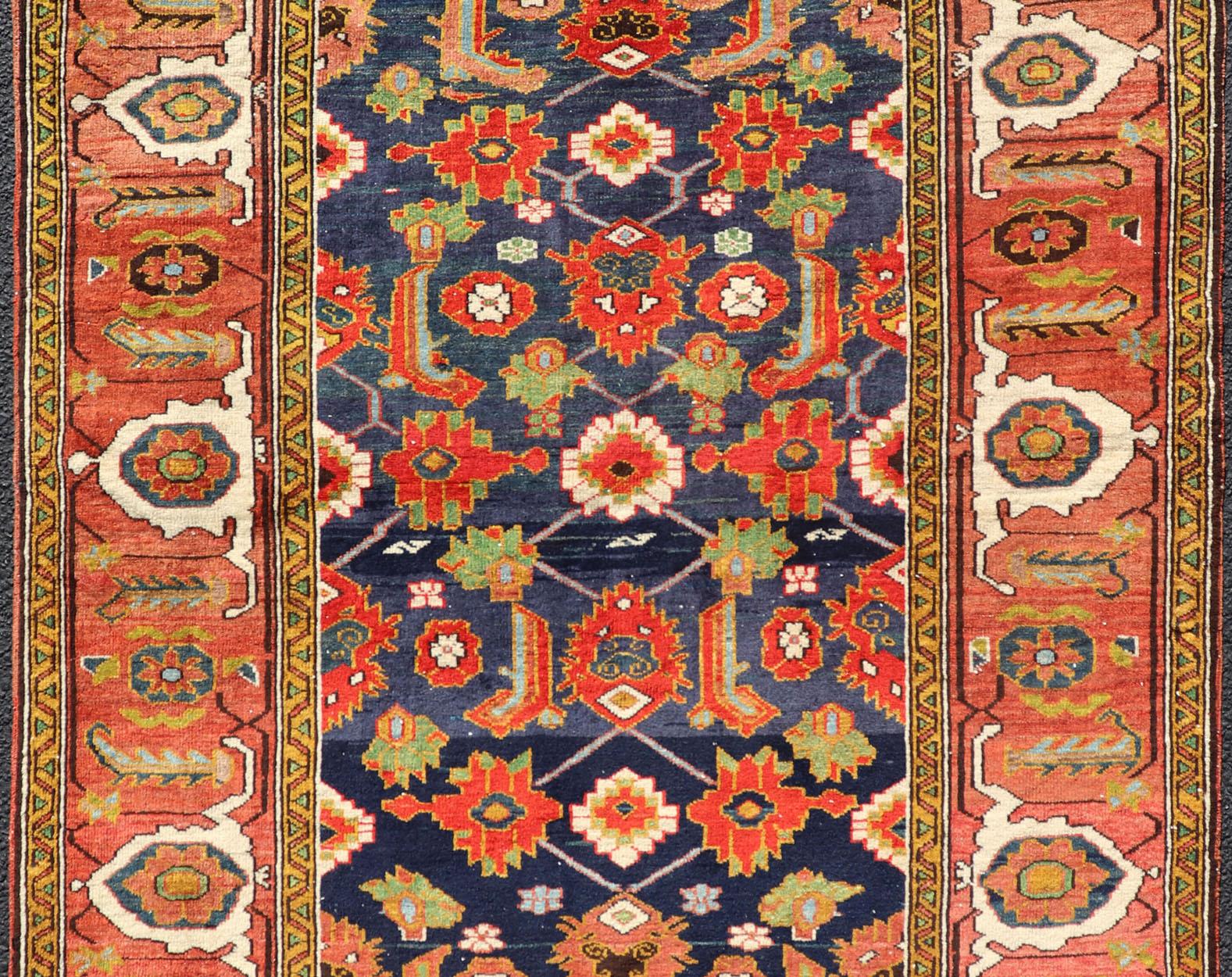 Tapis caucasien ancien avec motif sur toute sa surface en bleu royal, rouge et vert doux en vente 2