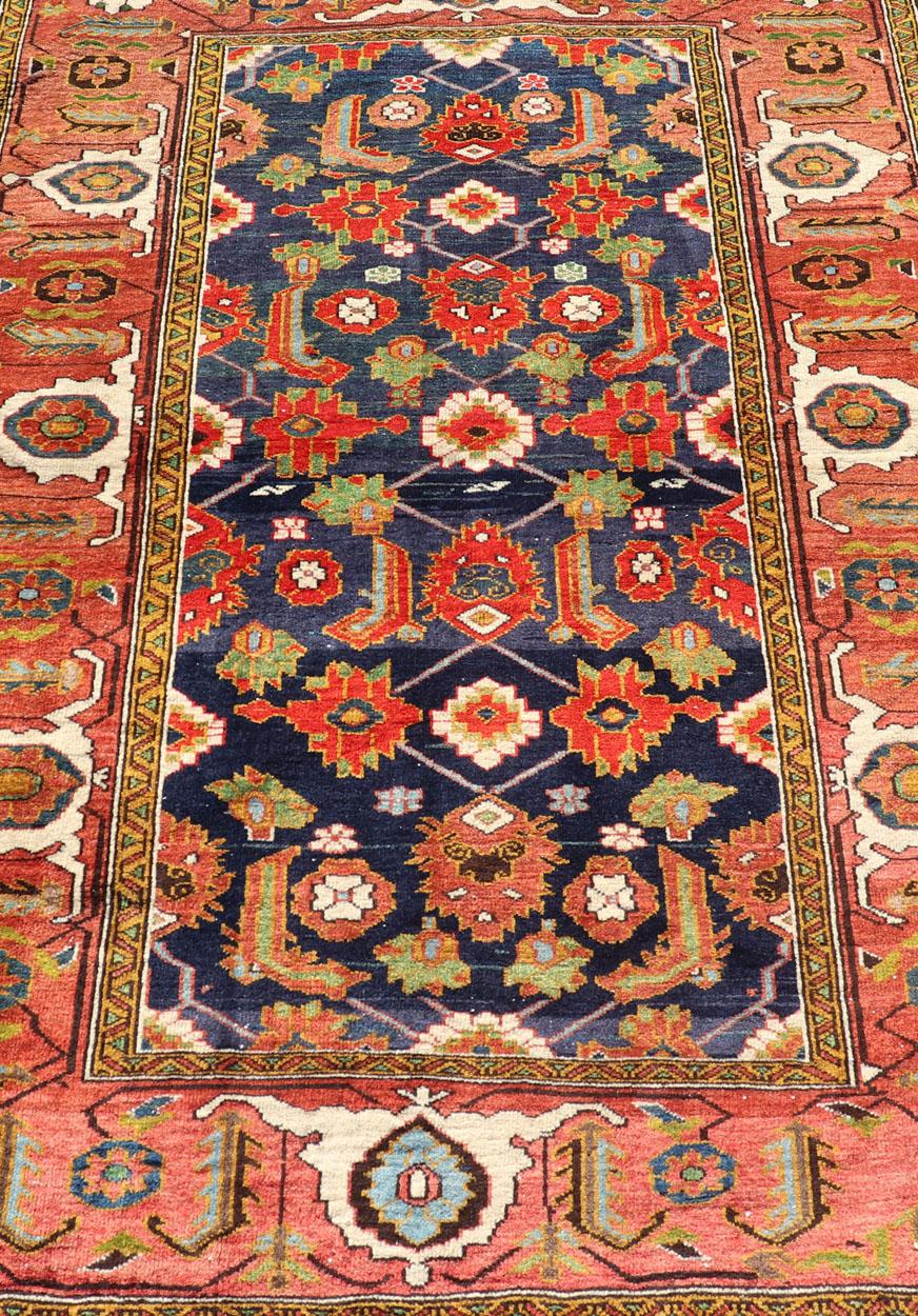 Sultanabad Tapis caucasien ancien avec motif sur toute sa surface en bleu royal, rouge et vert doux en vente