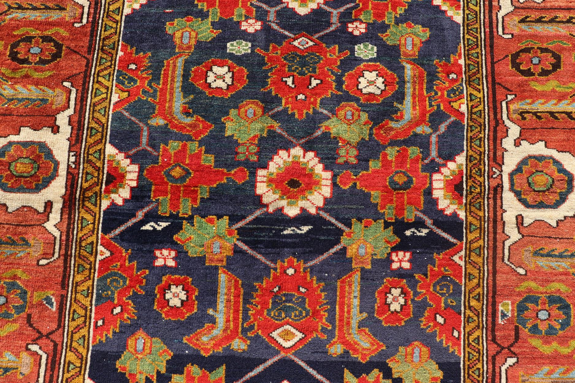 Noué à la main Tapis caucasien ancien avec motif sur toute sa surface en bleu royal, rouge et vert doux en vente