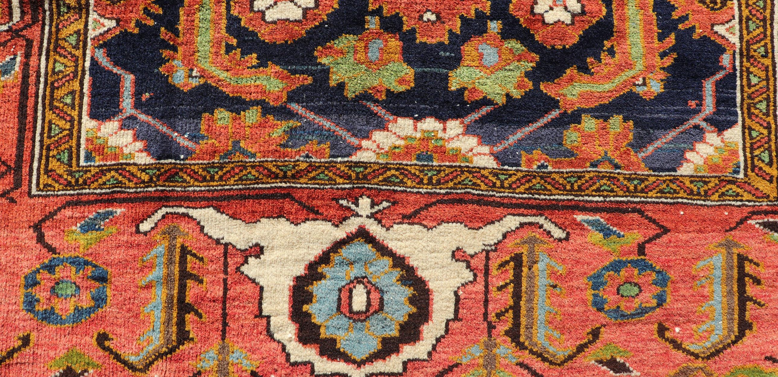 Laine Tapis caucasien ancien avec motif sur toute sa surface en bleu royal, rouge et vert doux en vente