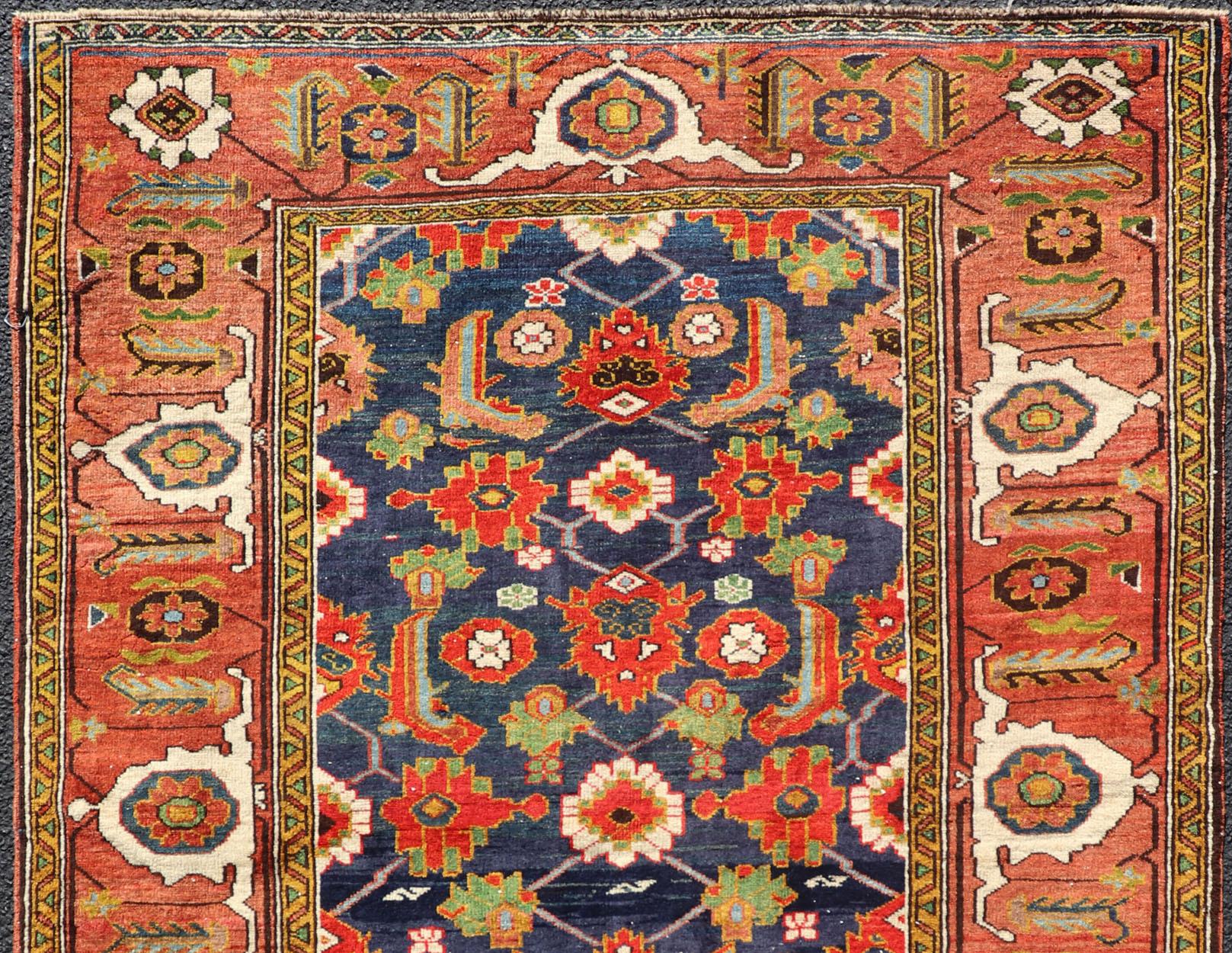 Tapis caucasien ancien avec motif sur toute sa surface en bleu royal, rouge et vert doux en vente 1