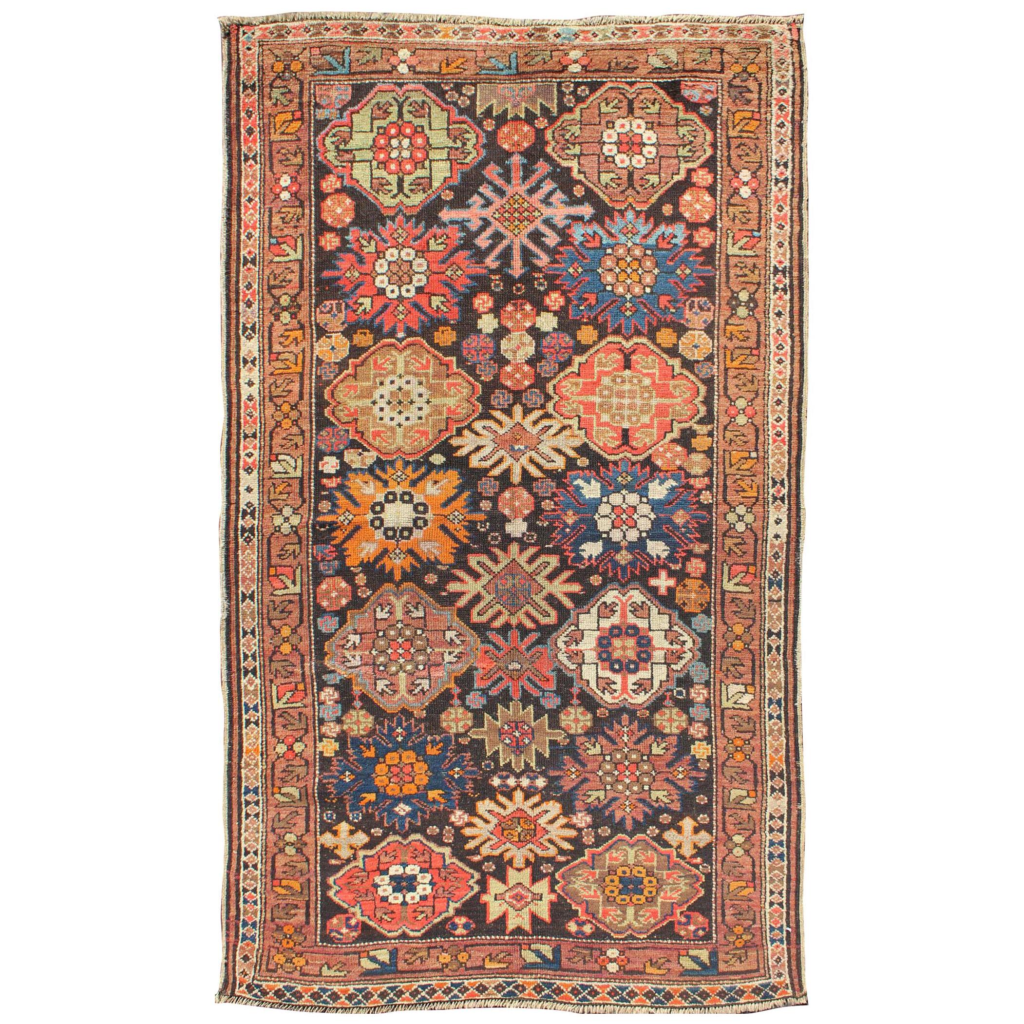 Antiker kaukasischer Teppich mit mehrfarbigem All-Over-Muster in großem All-Over-Muster