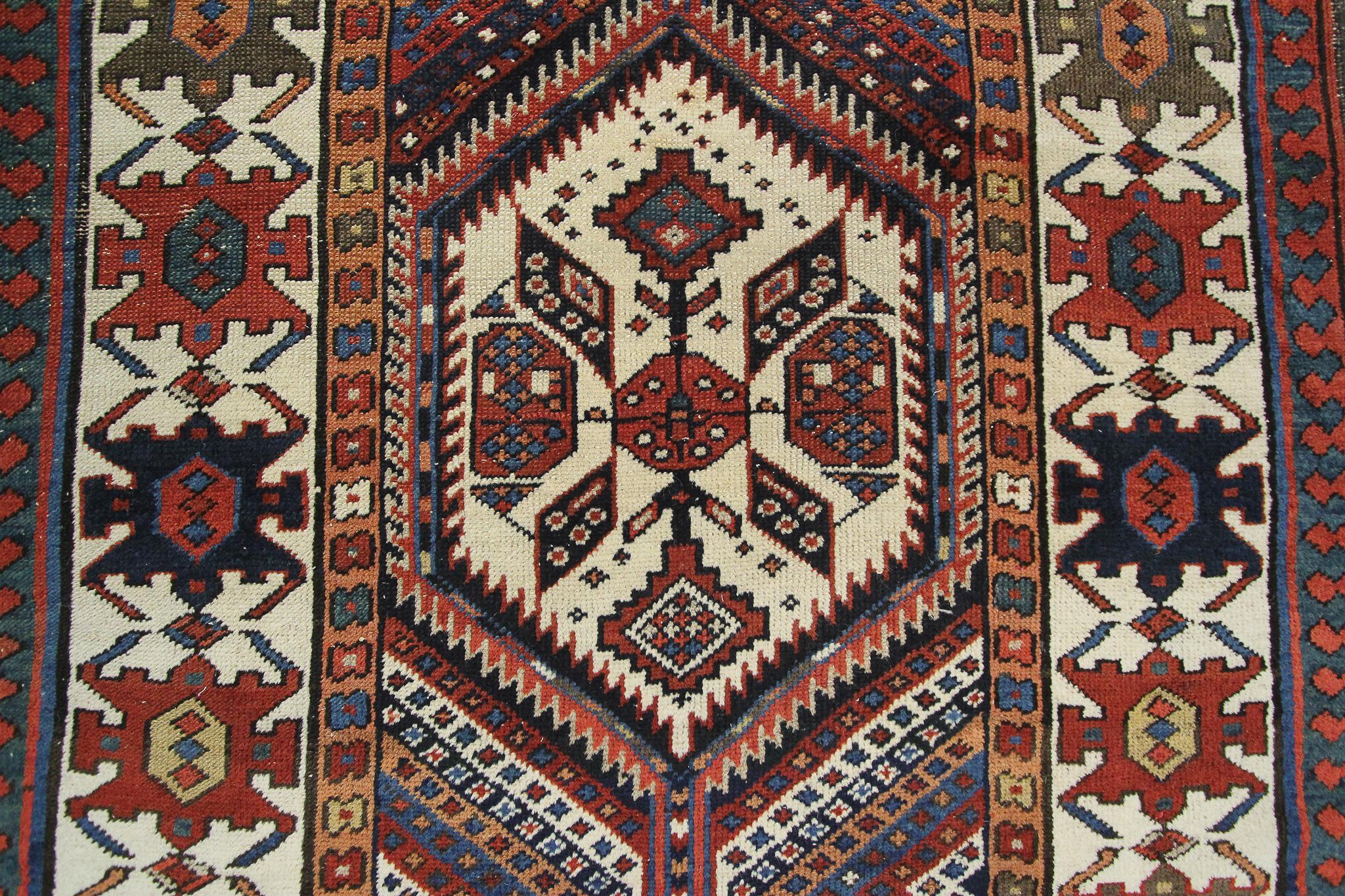Antiker kaukasischer Läufer, kaukasischer Kazak-Teppich, geometrischer Läufer, 1880 im Zustand „Gut“ im Angebot in New York, NY