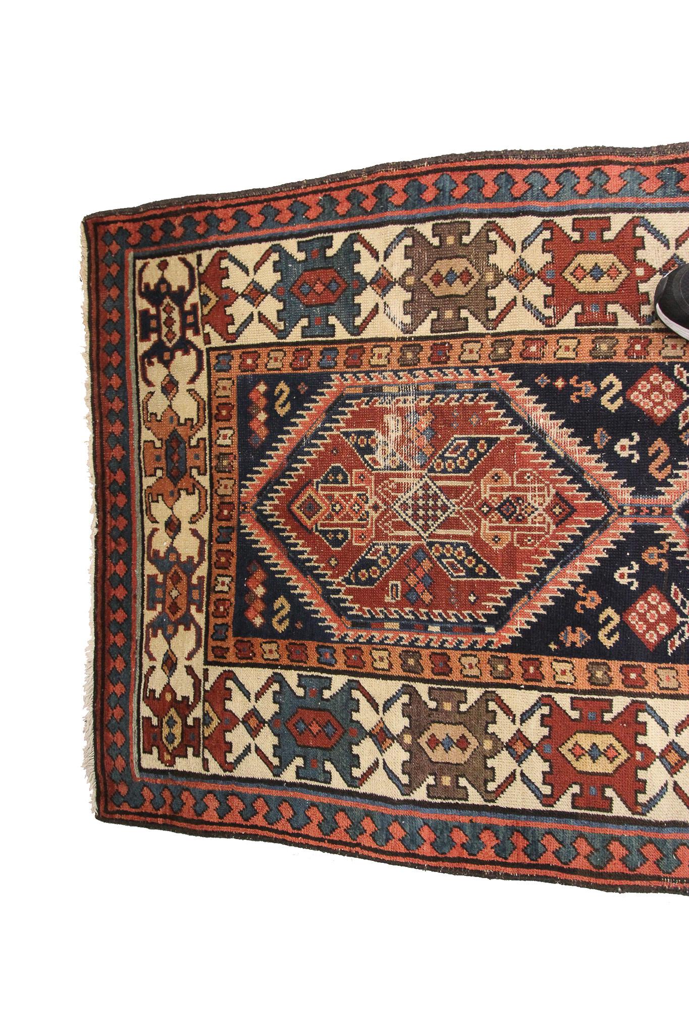 Antiker kaukasischer Läufer, kaukasischer Kazak-Teppich, geometrischer Läufer, 1880 (Wolle) im Angebot