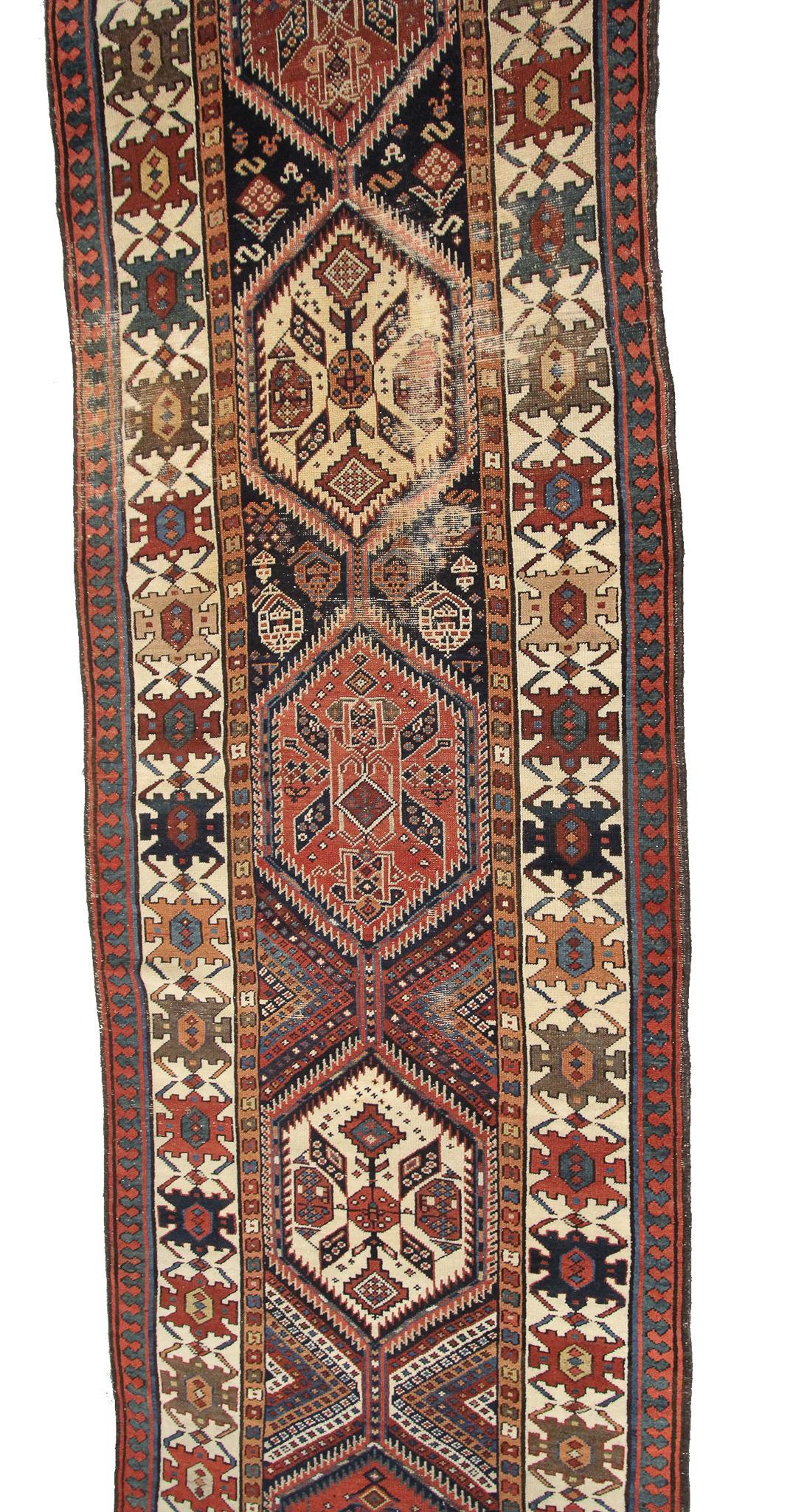 Antiker kaukasischer Läufer, kaukasischer Kazak-Teppich, geometrischer Läufer, 1880 im Angebot 1