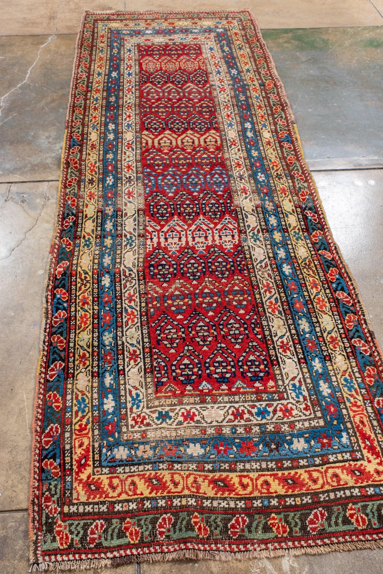 Caucasien Tapis de couloir caucasien ancien avec motif Boteh coloré en vente