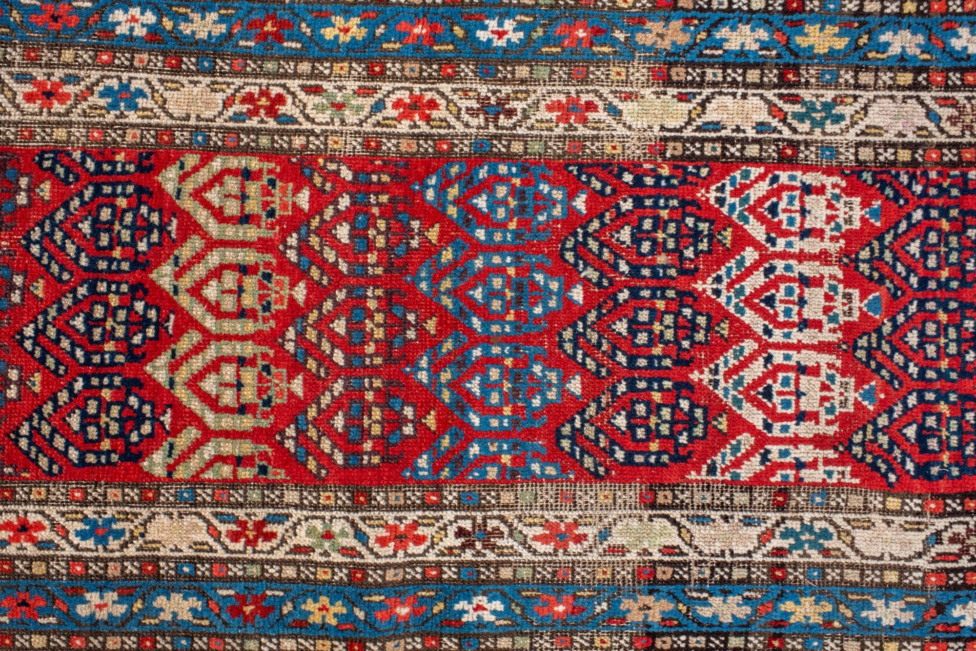 Noué à la main Tapis de couloir caucasien ancien avec motif Boteh coloré en vente