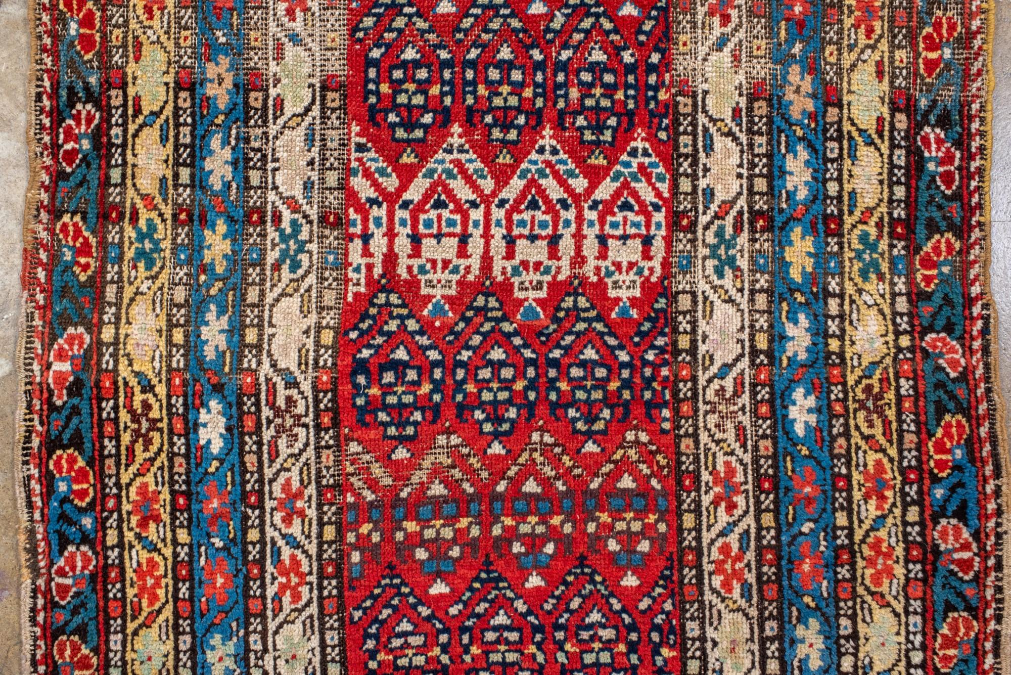 Tapis de couloir caucasien ancien avec motif Boteh coloré État moyen - En vente à New York, NY