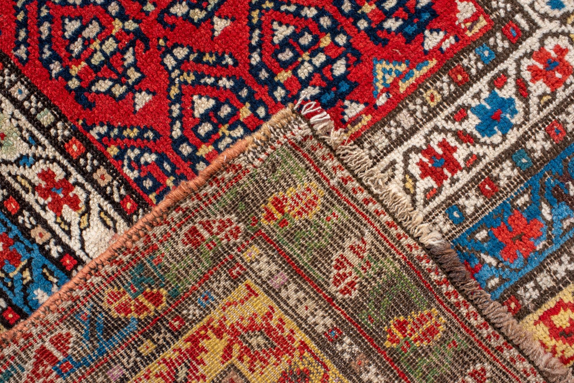 20ième siècle Tapis de couloir caucasien ancien avec motif Boteh coloré en vente