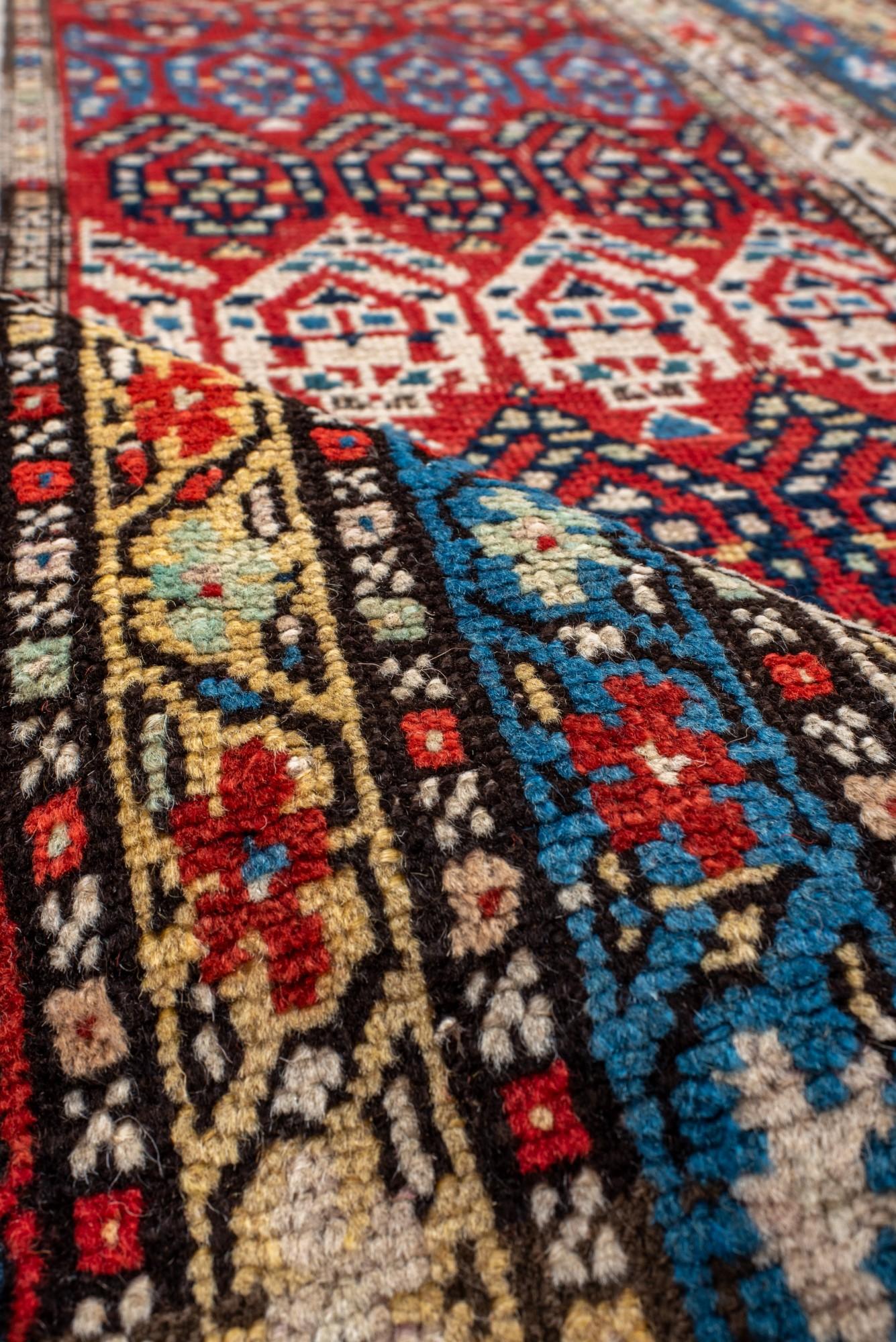 Laine Tapis de couloir caucasien ancien avec motif Boteh coloré en vente