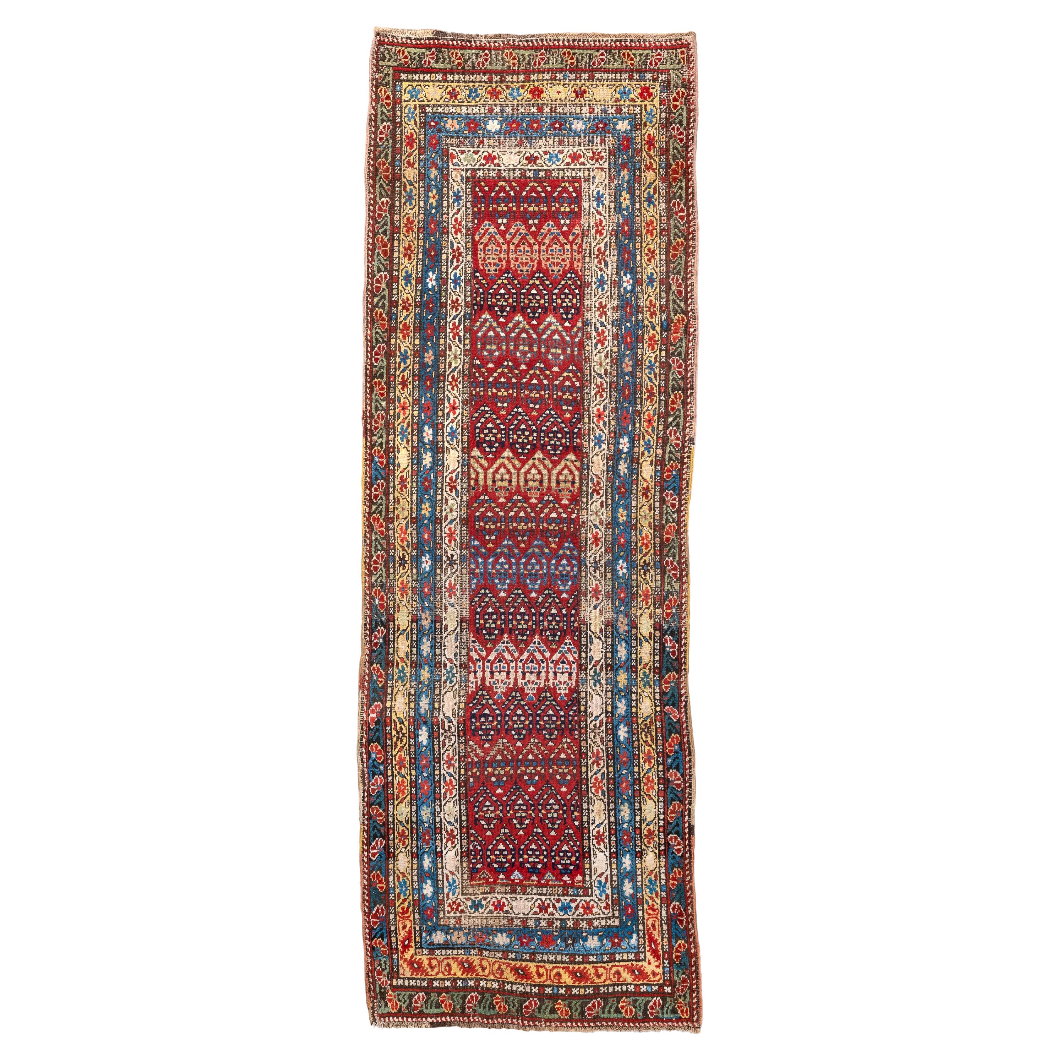 Tapis de couloir caucasien ancien avec motif Boteh coloré