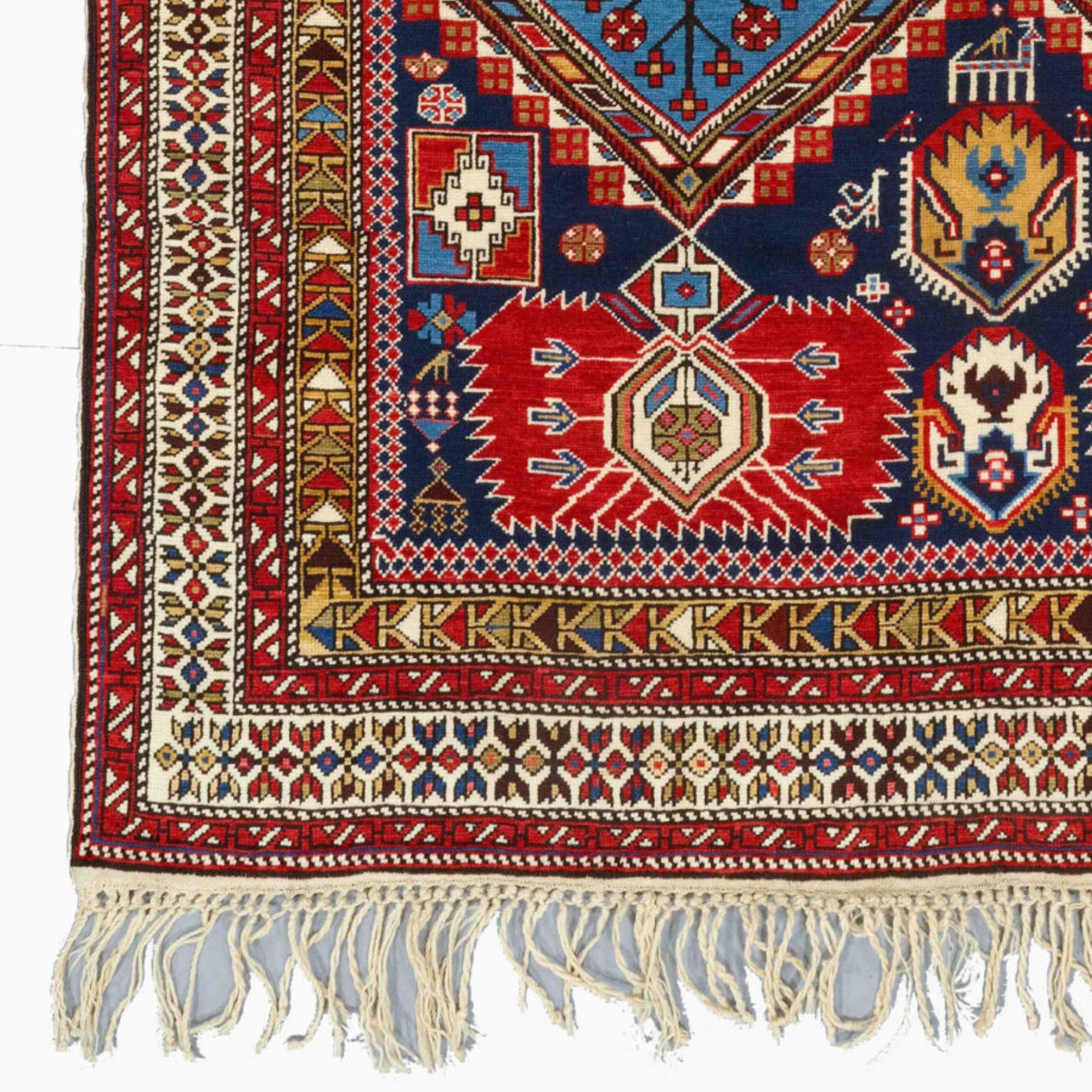 Le tapis antique stagezar du Caucase est un type de tapis tissé dans la région du Caucase et présente un motif appelé scenezar, qui signifie scène ou théâtre. Ces tapis sont généralement fabriqués en laine et tissés avec des couleurs vives telles