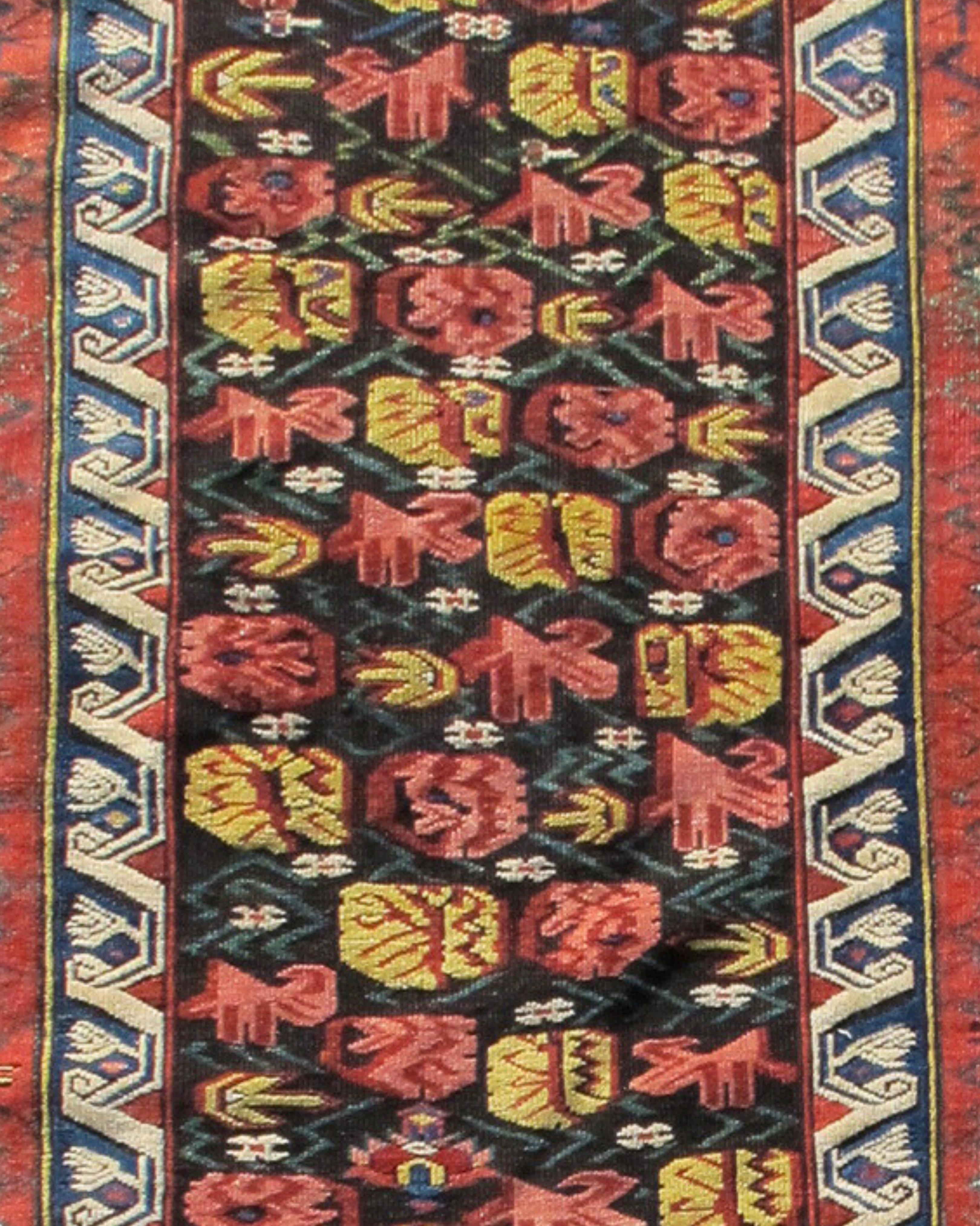 Antiker kaukasischer Seichor-Kuban-Teppich, spätes 19. Jahrhundert

Dieser farbenfrohe Kuba zeichnet ein sich wiederholendes Feld mit stilisierten Blumen und Blüten des Zeichur-Typs. Kräftige Farben wie Rosa, Rot und Gold sowie grünes Laub kommen