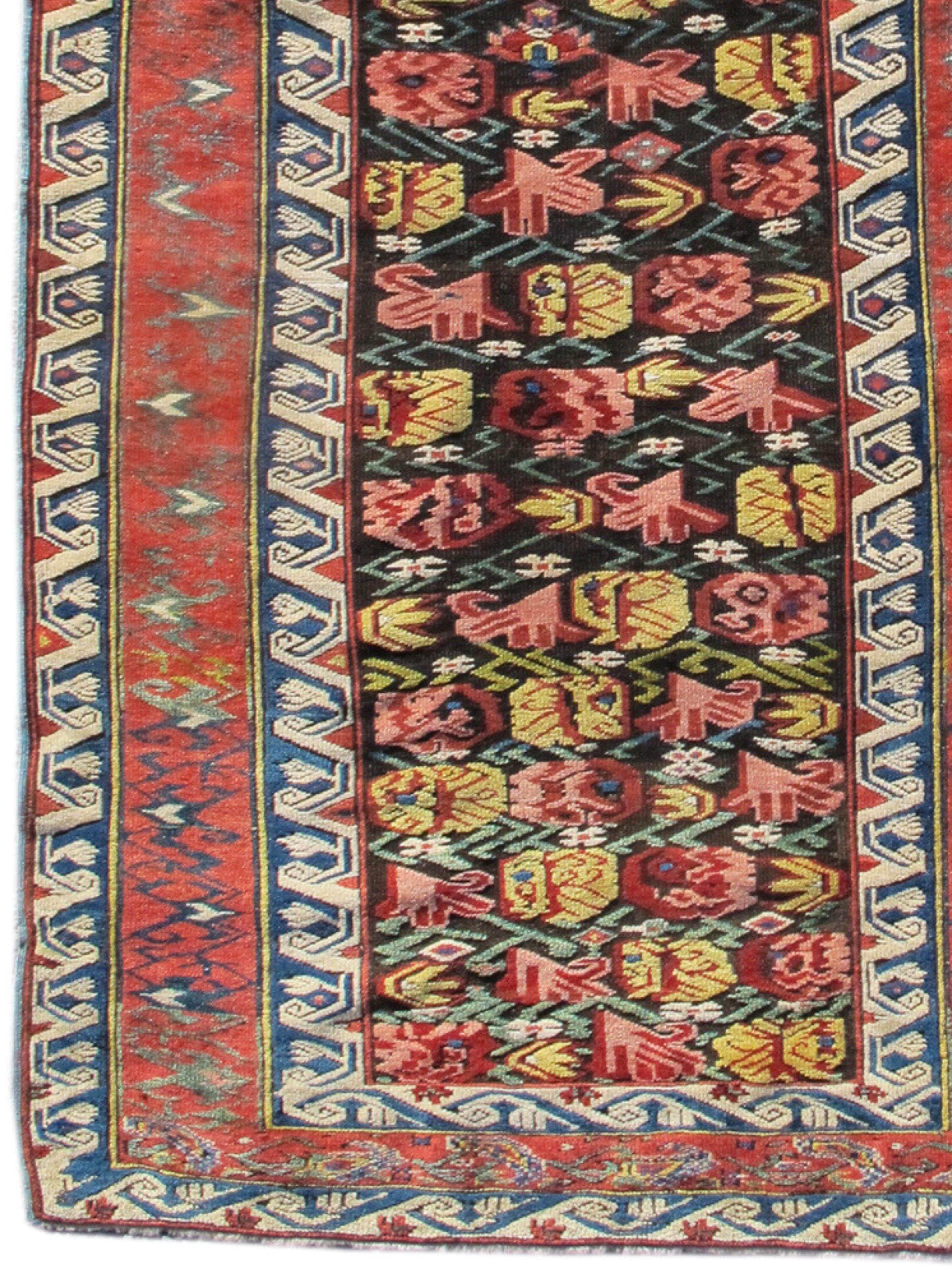 Antiker kaukasischer Seichor-Kuba-Teppich, Ende 19. Jahrhundert

Dieser farbenfrohe Kuba zeichnet ein sich wiederholendes Feld mit stilisierten Blumen und Blüten vom Typ Zeichur. Kräftige Farben wie Rosa, Rot und Gold sowie grünes Laub kommen auf