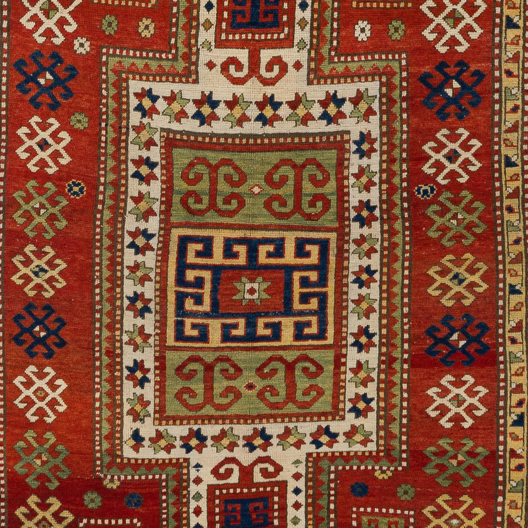 Antiker kaukasischer Sewan-Kazak-Teppich in ausgezeichneter Wollqualität und schönen Farben. 
Guter Originalzustand.