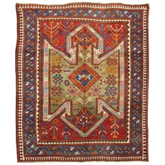 Tapis Kazak caucasien ancien avec un motif tribal à grande échelle en rouge et vert