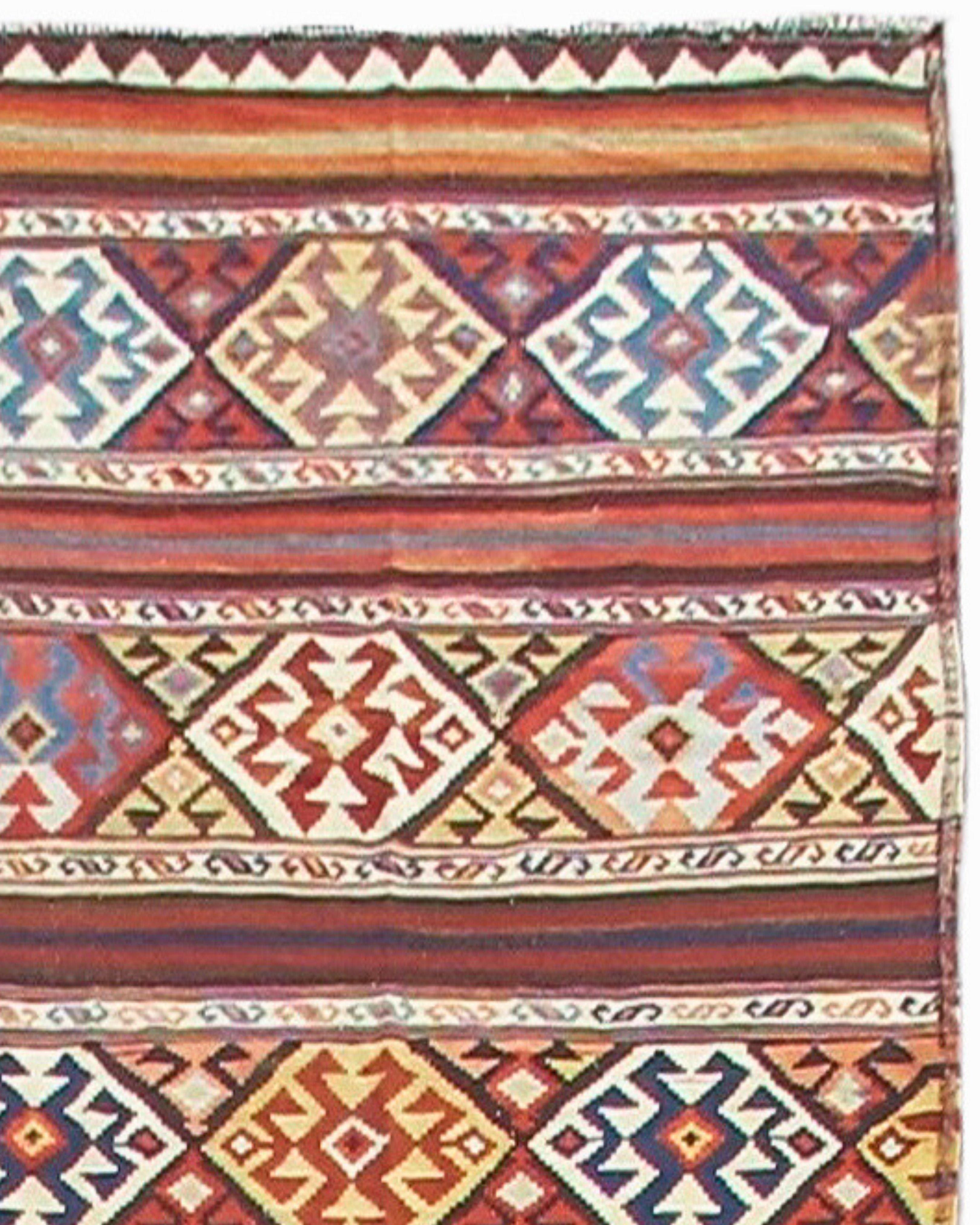 Antiker kaukasischer Shahsevan Kilim Long Rug, um 1900

Zusätzliche Informationen:
Abmessungen: 8'0