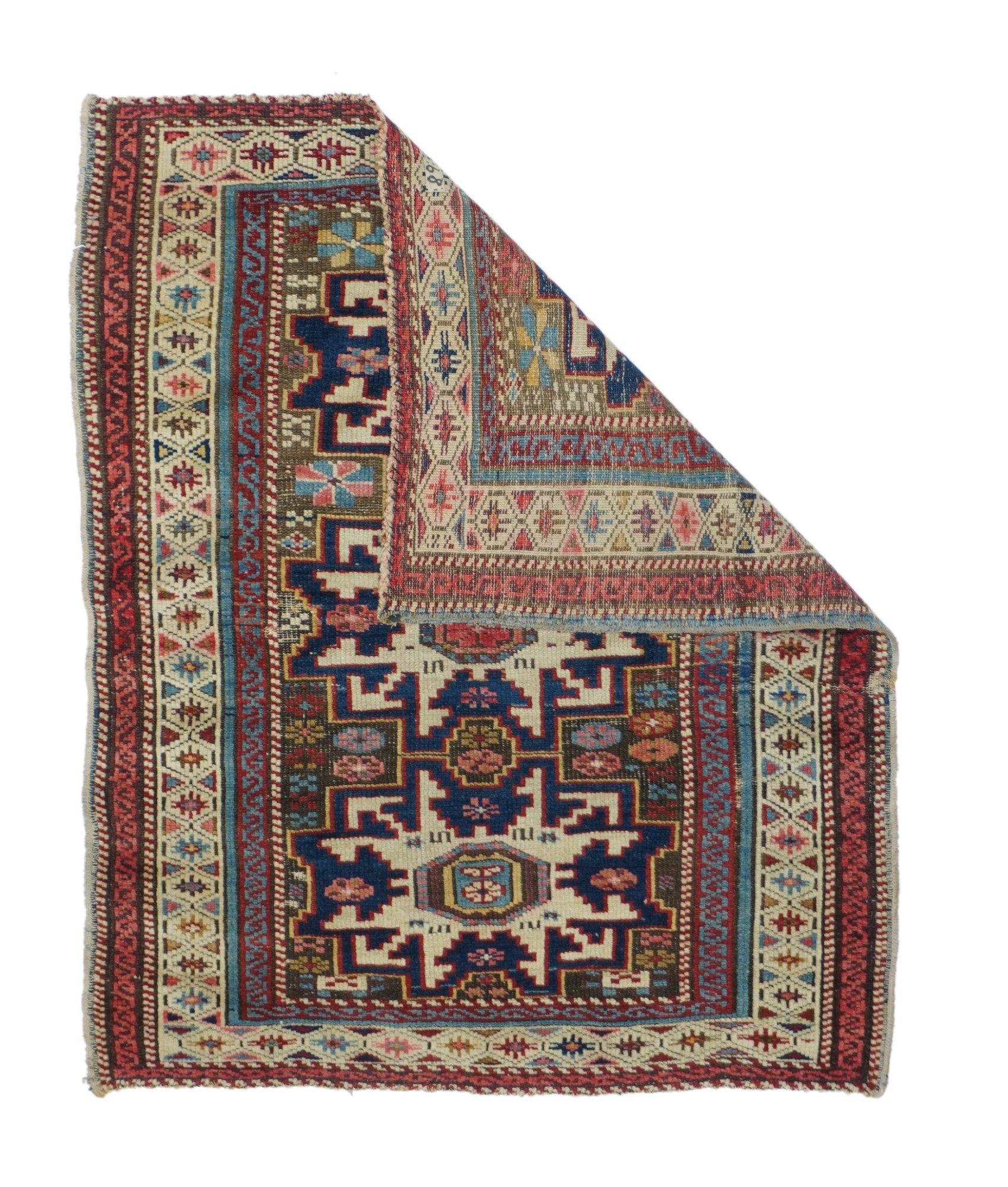 Schirwan-Teppich, Bodenbelag, der in der Region Schirwan in Aserbaidschan im südöstlichen Kaukasus handgefertigt wird. Mit Ausnahme einer Gruppe von Teppichen, die in der Nähe von Baku geknüpft wurden, finden sich die meisten Schirwanen in kleinen