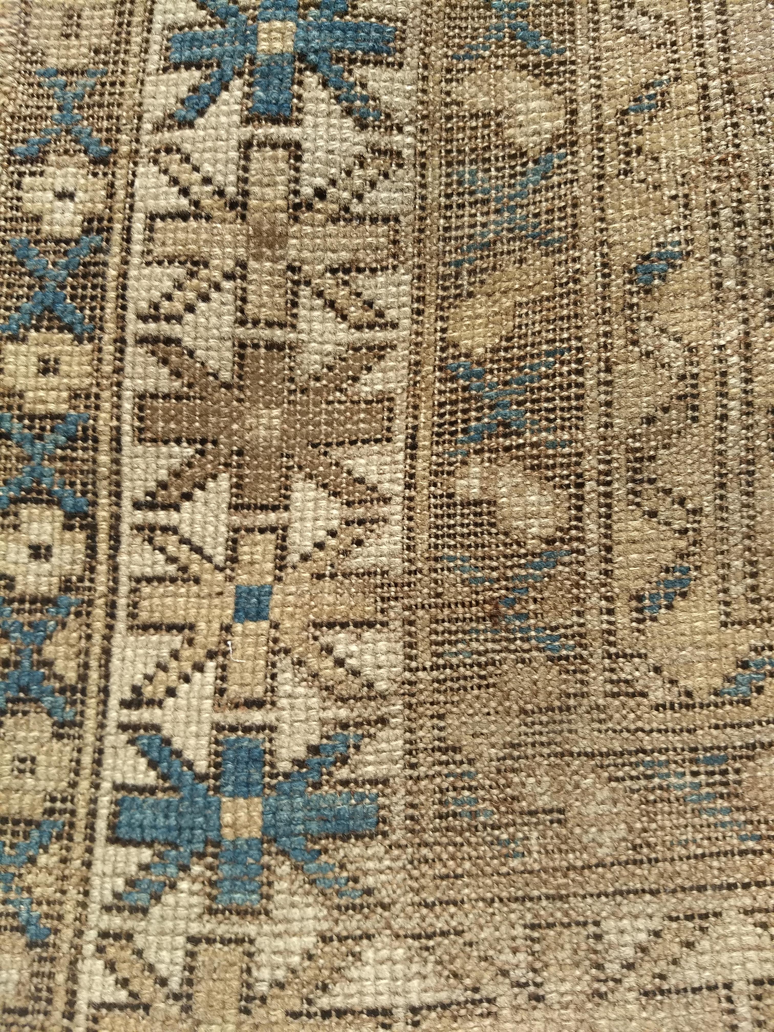 Antiker kaukasischer Schirwan-Teppich aus blassblauem, elfenbeinfarbenem, Kamel- und Schokoladenholz im Angebot 1