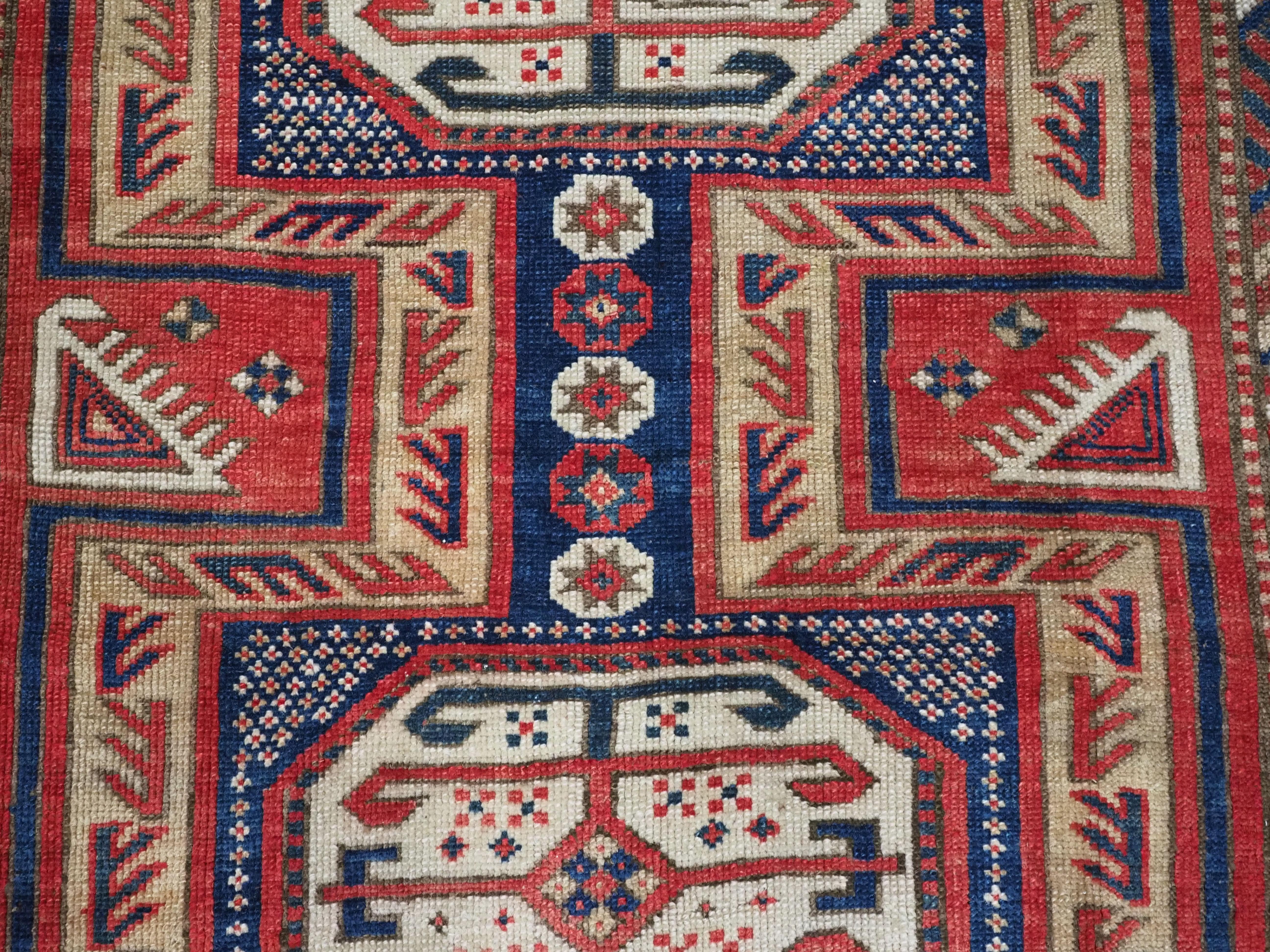 Antiker kaukasischer langer Kasachischer Shirvan Baku-Teppich mit Gartendesign „Surahani“, 1892. im Angebot 4