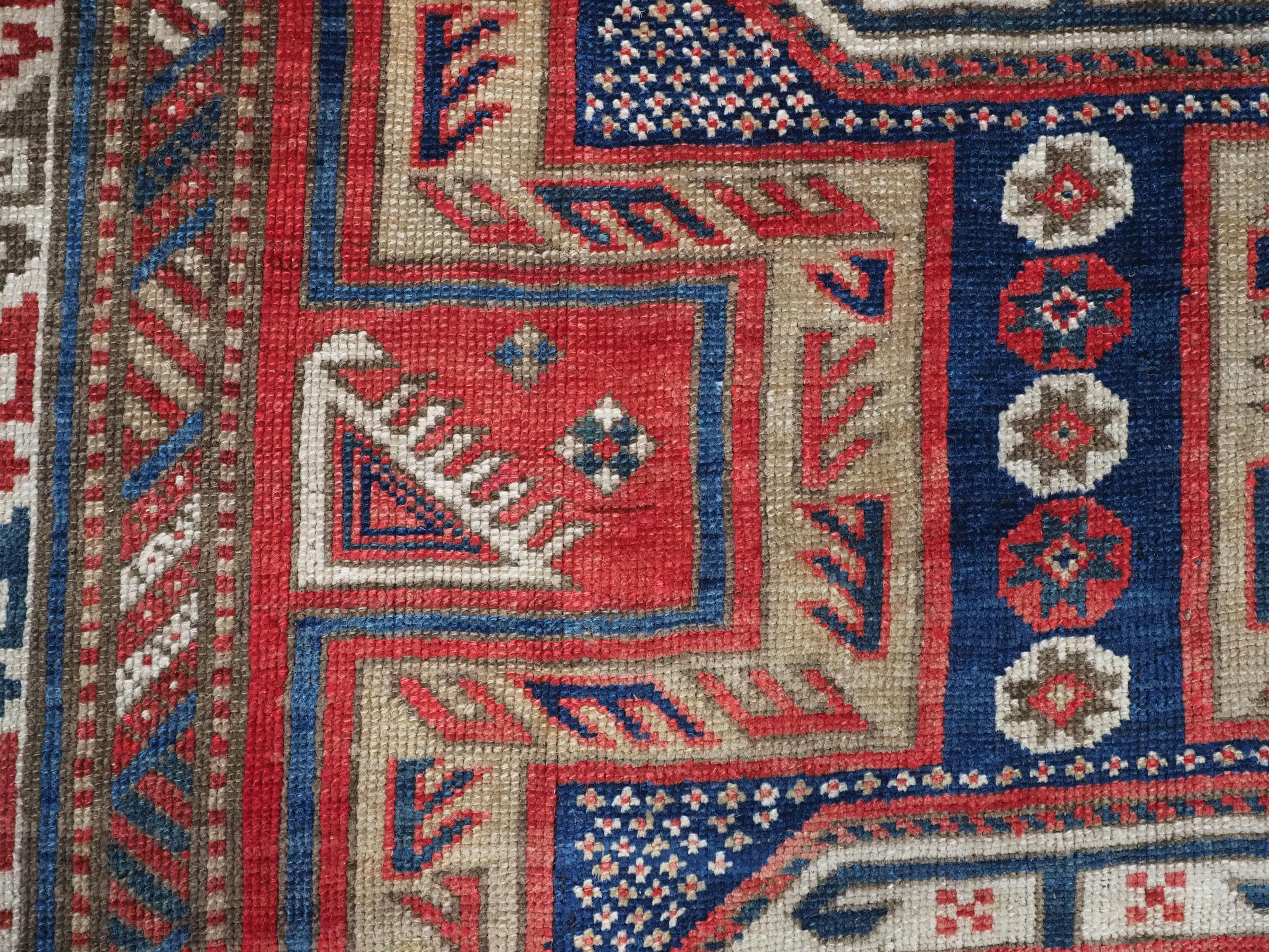Antiker kaukasischer langer Kasachischer Shirvan Baku-Teppich mit Gartendesign „Surahani“, 1892. im Angebot 5