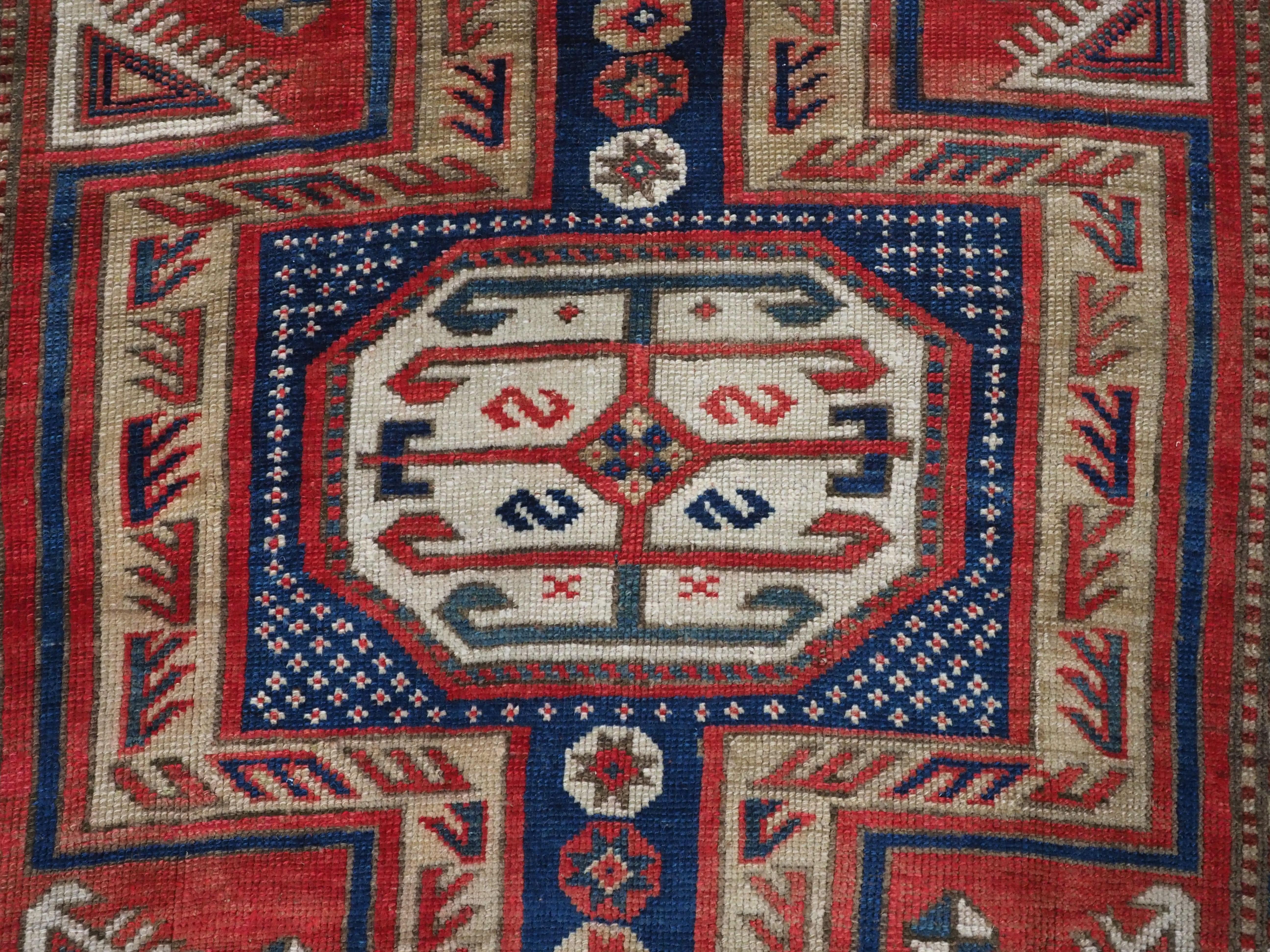 Antiker kaukasischer langer Kasachischer Shirvan Baku-Teppich mit Gartendesign „Surahani“, 1892. im Angebot 6