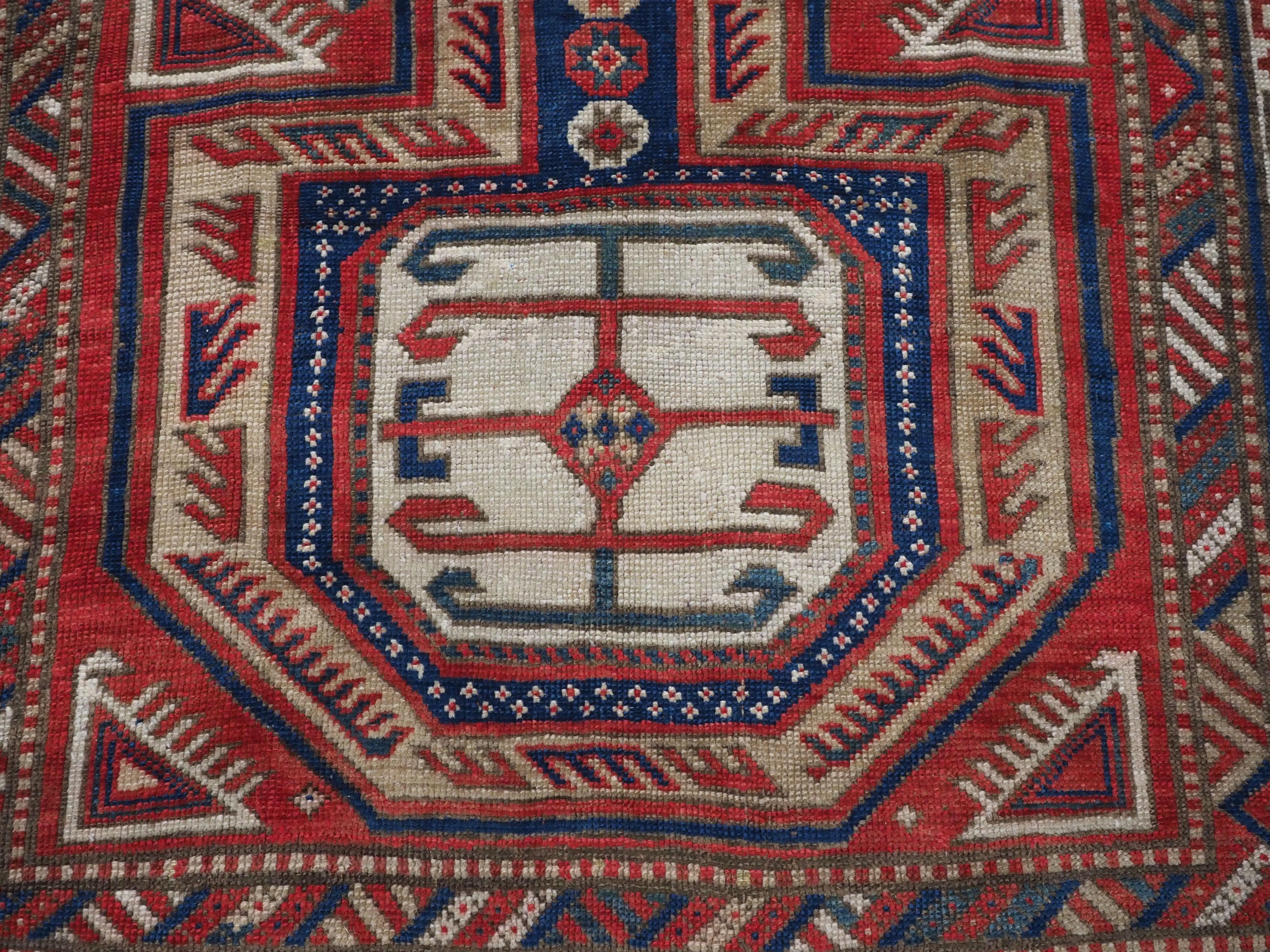Antiker kaukasischer langer Kasachischer Shirvan Baku-Teppich mit Gartendesign „Surahani“, 1892. im Angebot 7
