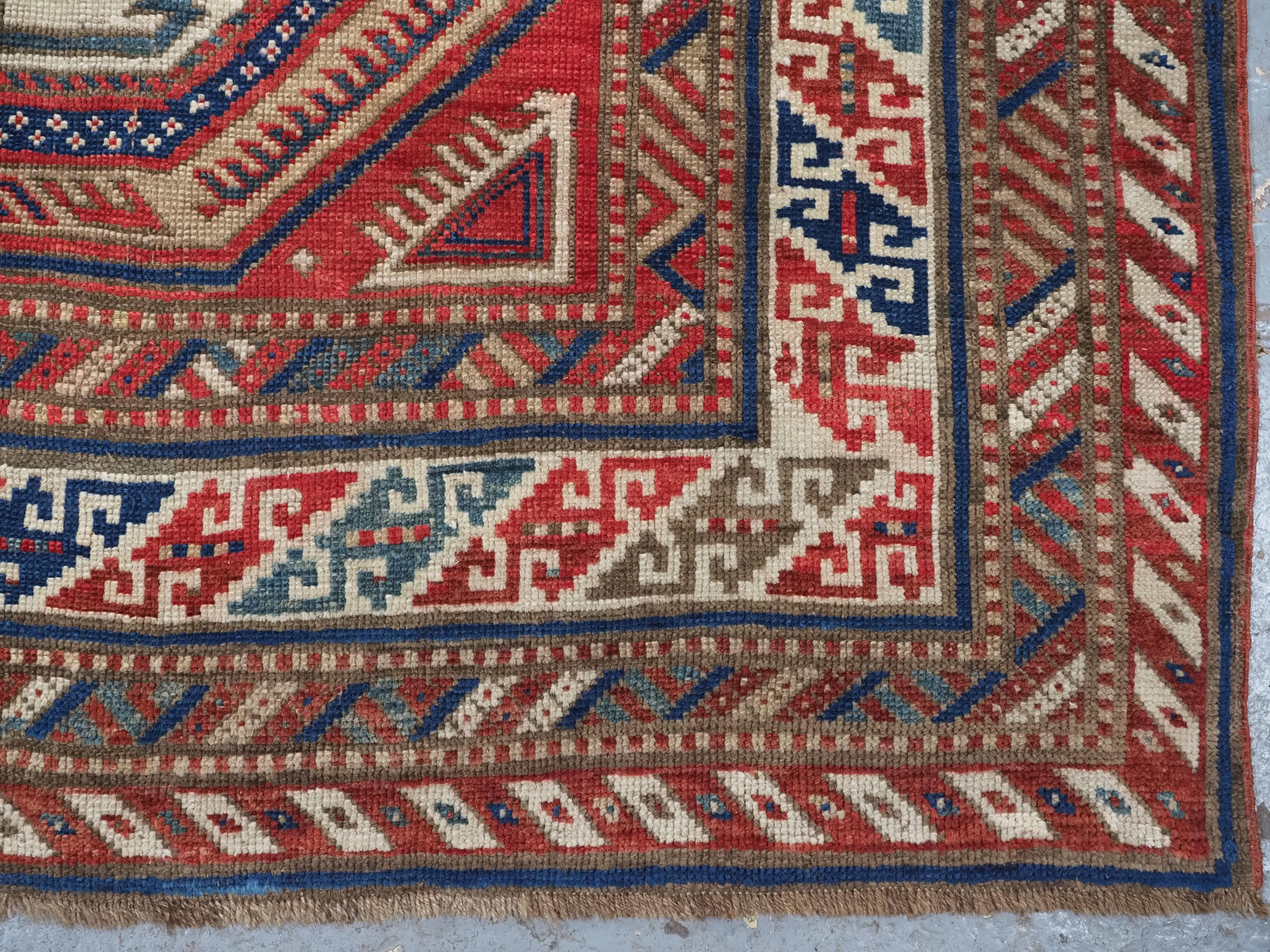 Antiker kaukasischer langer Kasachischer Shirvan Baku-Teppich mit Gartendesign „Surahani“, 1892. im Angebot 8