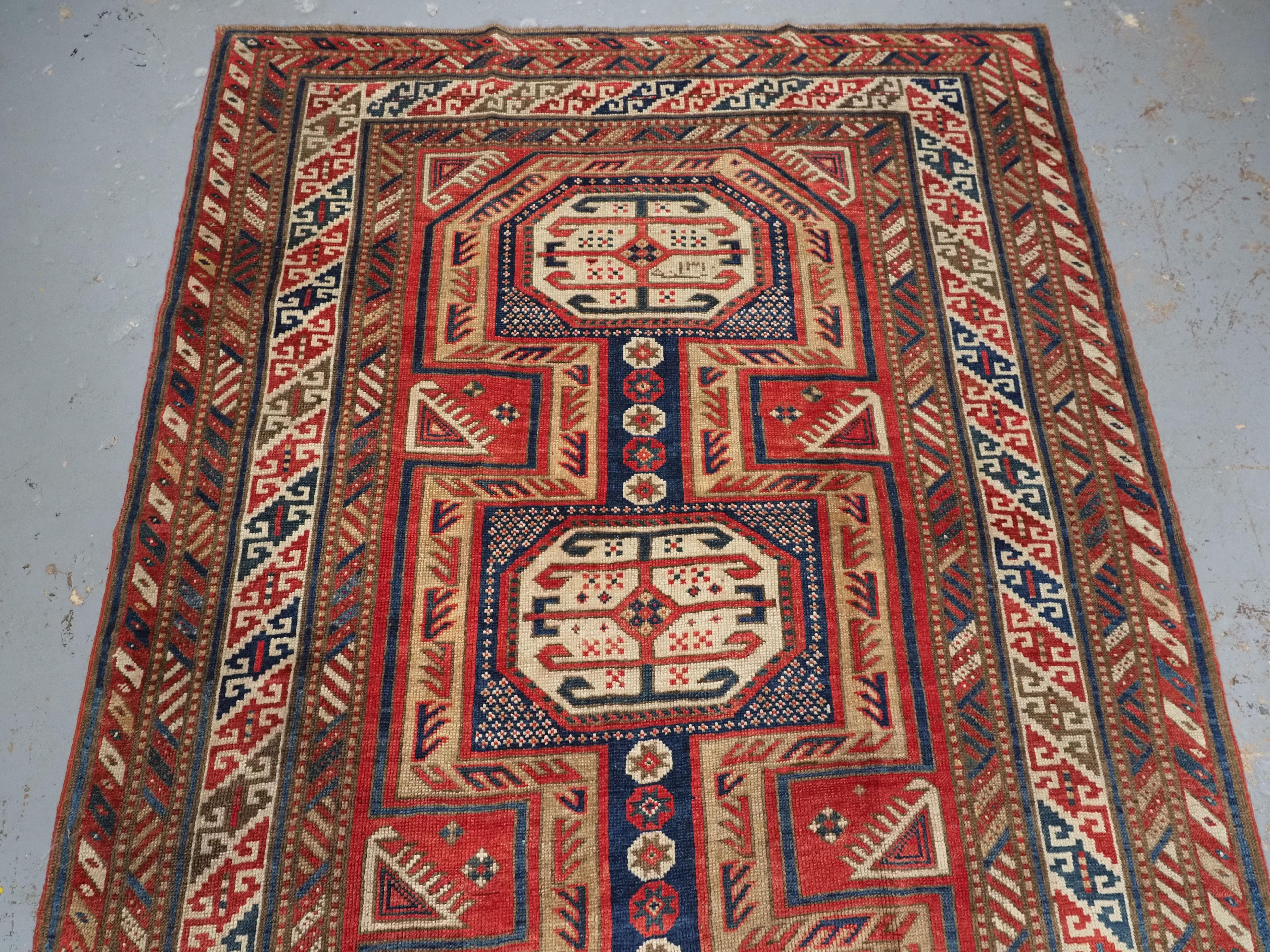 Antiker kaukasischer langer Kasachischer Shirvan Baku-Teppich mit Gartendesign „Surahani“, 1892. (Asiatisch) im Angebot