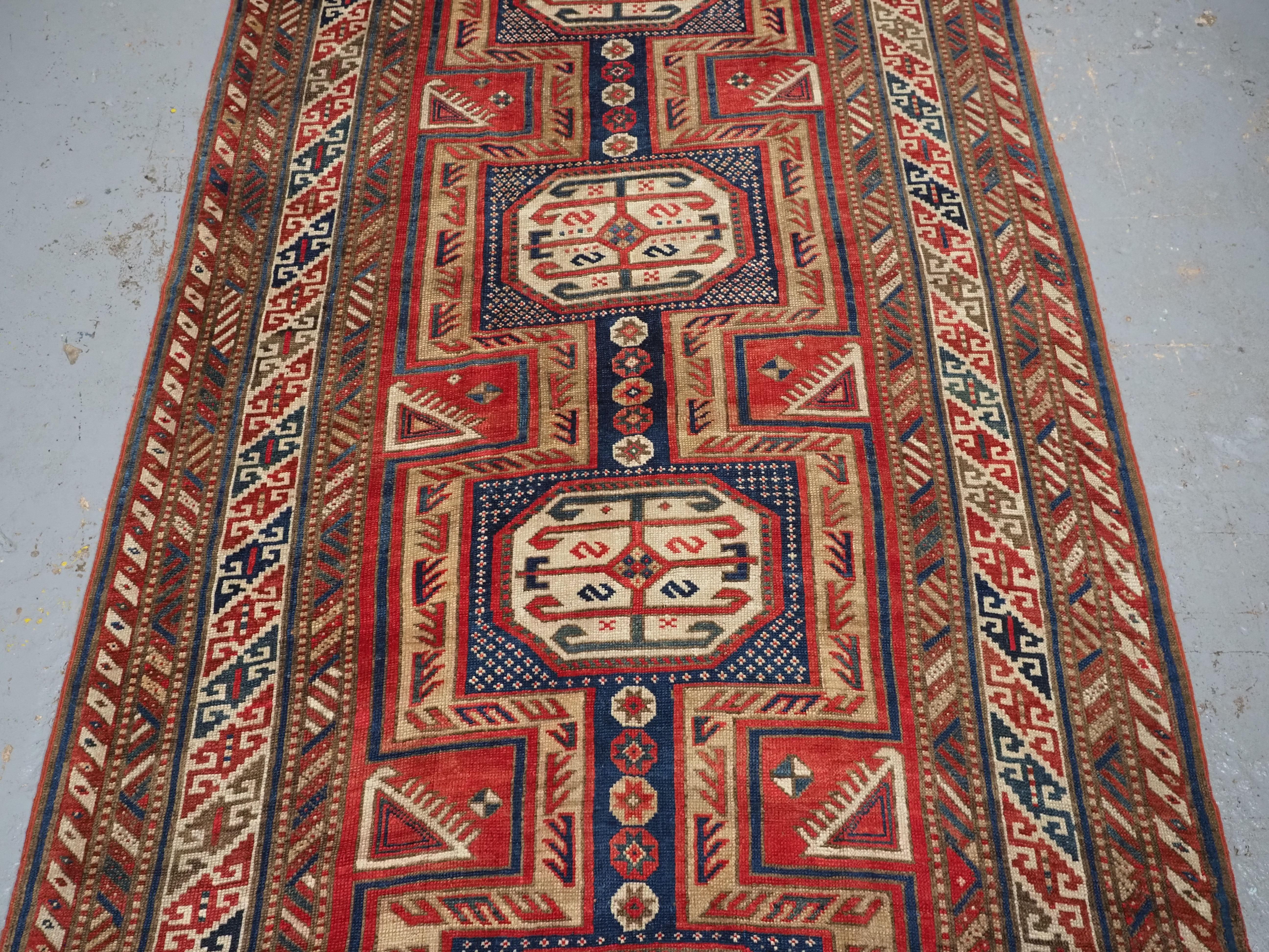 Antiker kaukasischer langer Kasachischer Shirvan Baku-Teppich mit Gartendesign „Surahani“, 1892. im Zustand „Gut“ im Angebot in Moreton-In-Marsh, GB