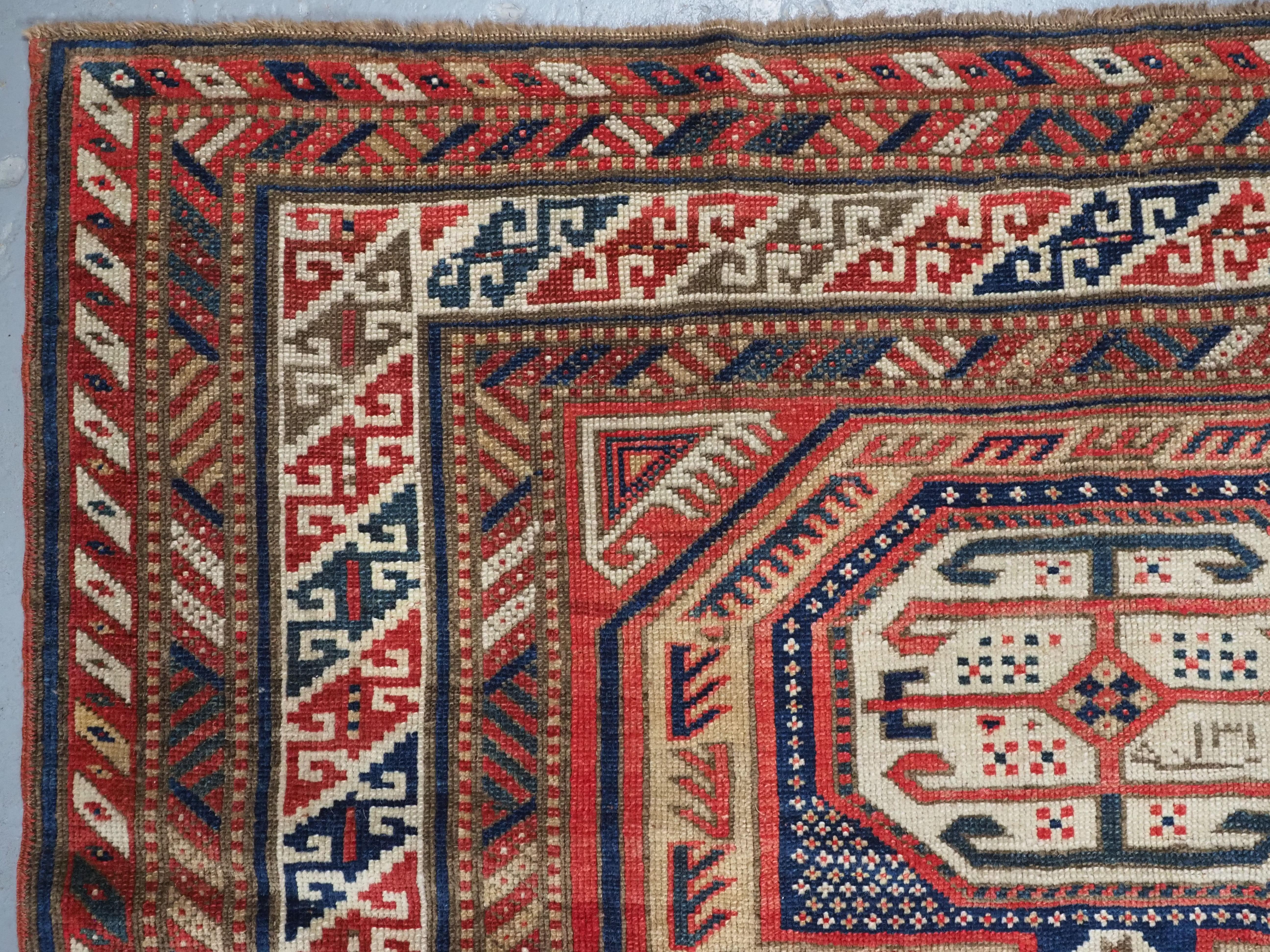 Antiker kaukasischer langer Kasachischer Shirvan Baku-Teppich mit Gartendesign „Surahani“, 1892. (Wolle) im Angebot