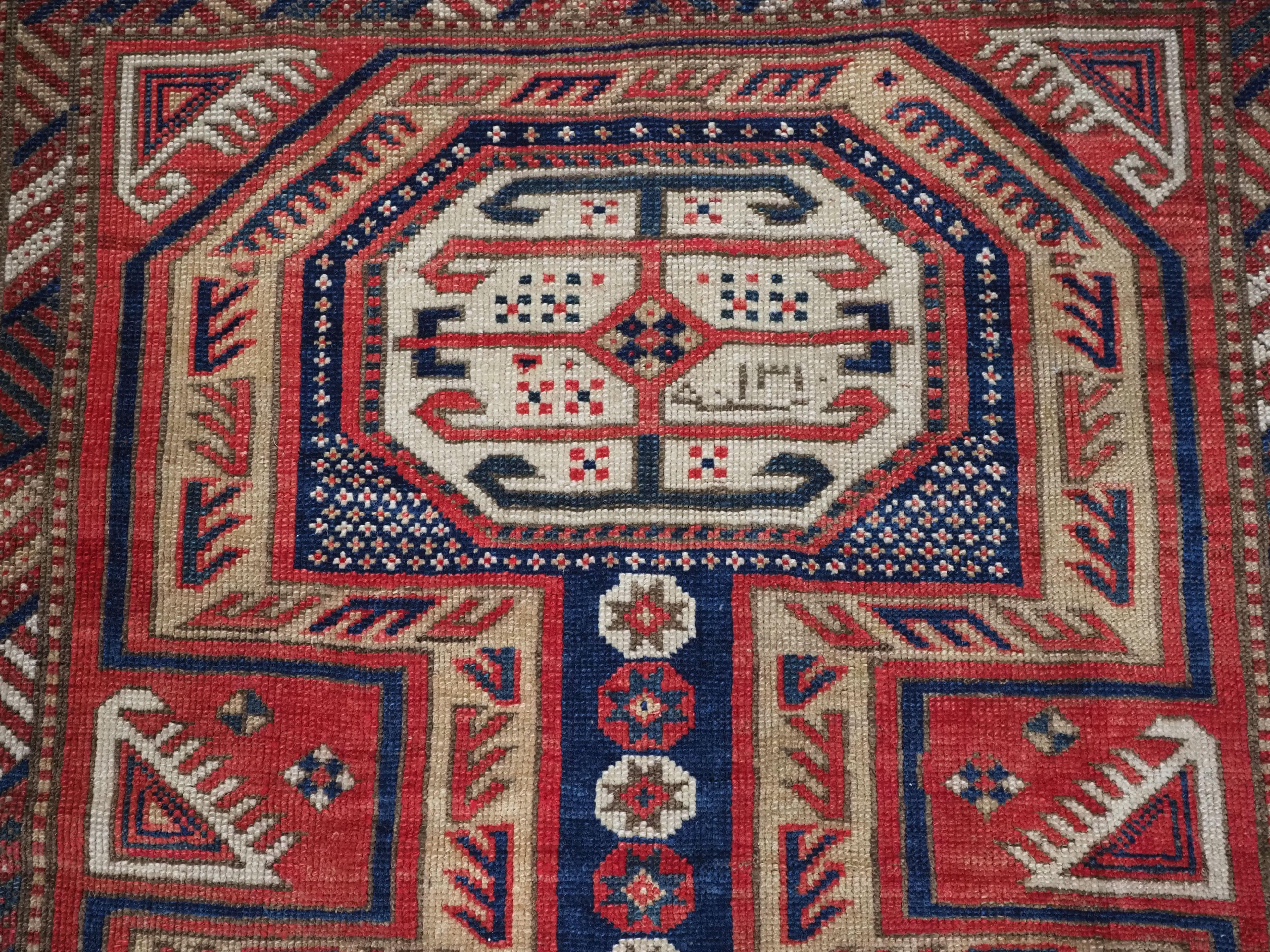 Antiker kaukasischer langer Kasachischer Shirvan Baku-Teppich mit Gartendesign „Surahani“, 1892. im Angebot 2
