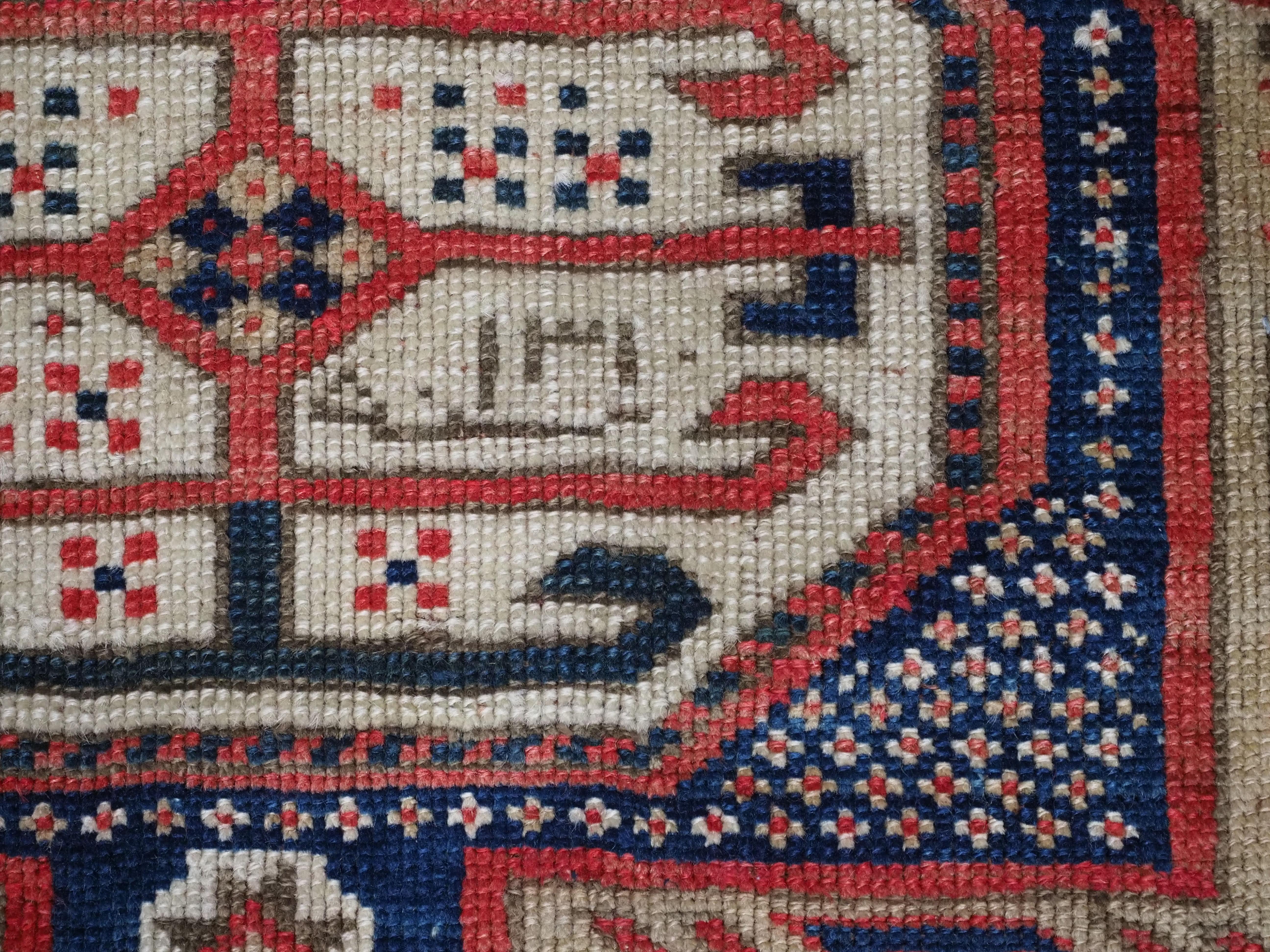 Antiker kaukasischer langer Kasachischer Shirvan Baku-Teppich mit Gartendesign „Surahani“, 1892. im Angebot 3